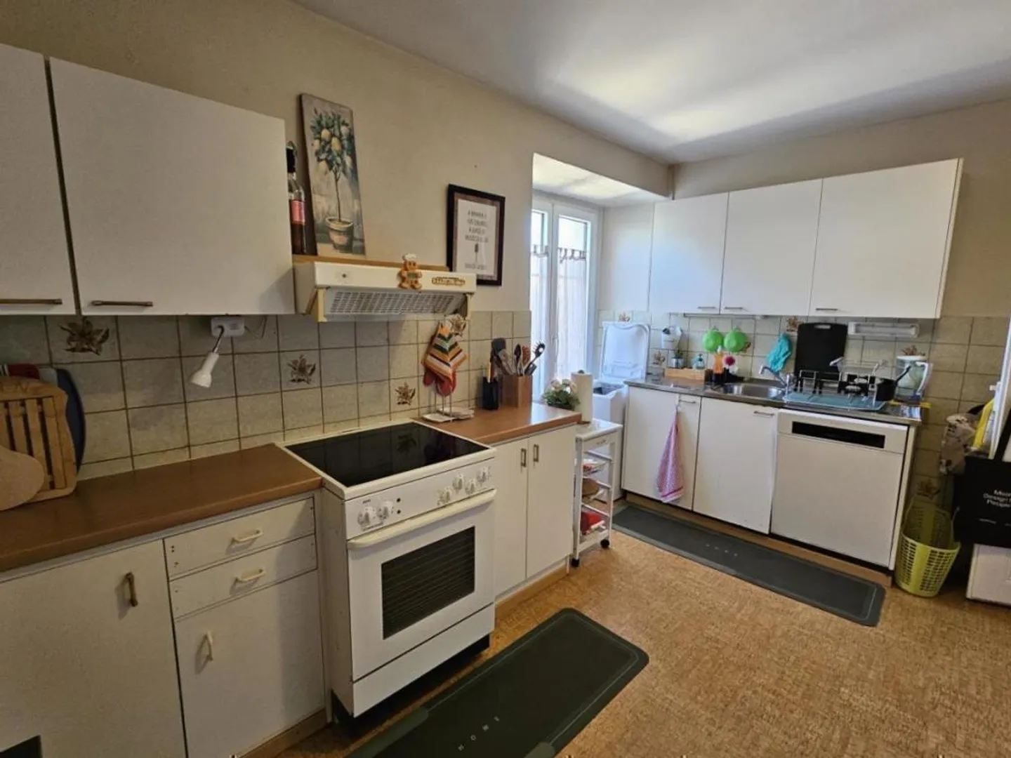 Mixed-use building - Photo 3 of 10