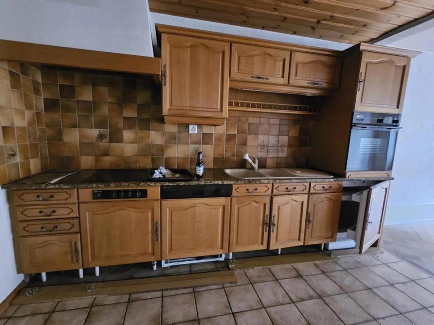 Mixed-use building - Photo 5 of 10