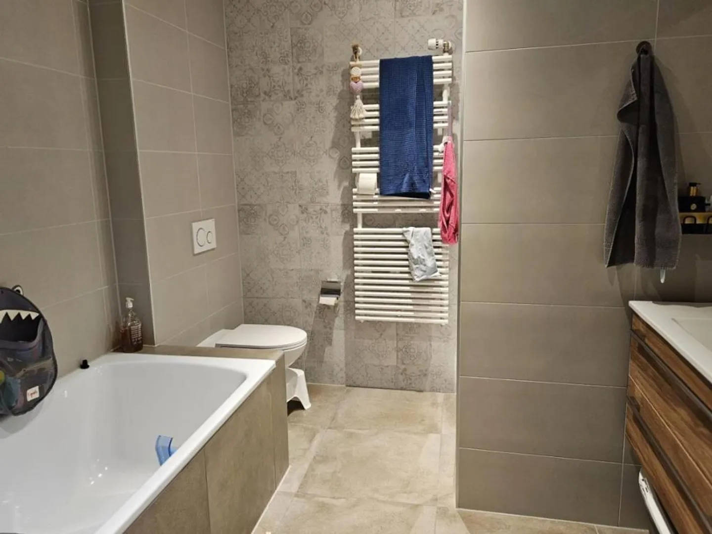 Mixed-use building - Photo 6 of 10