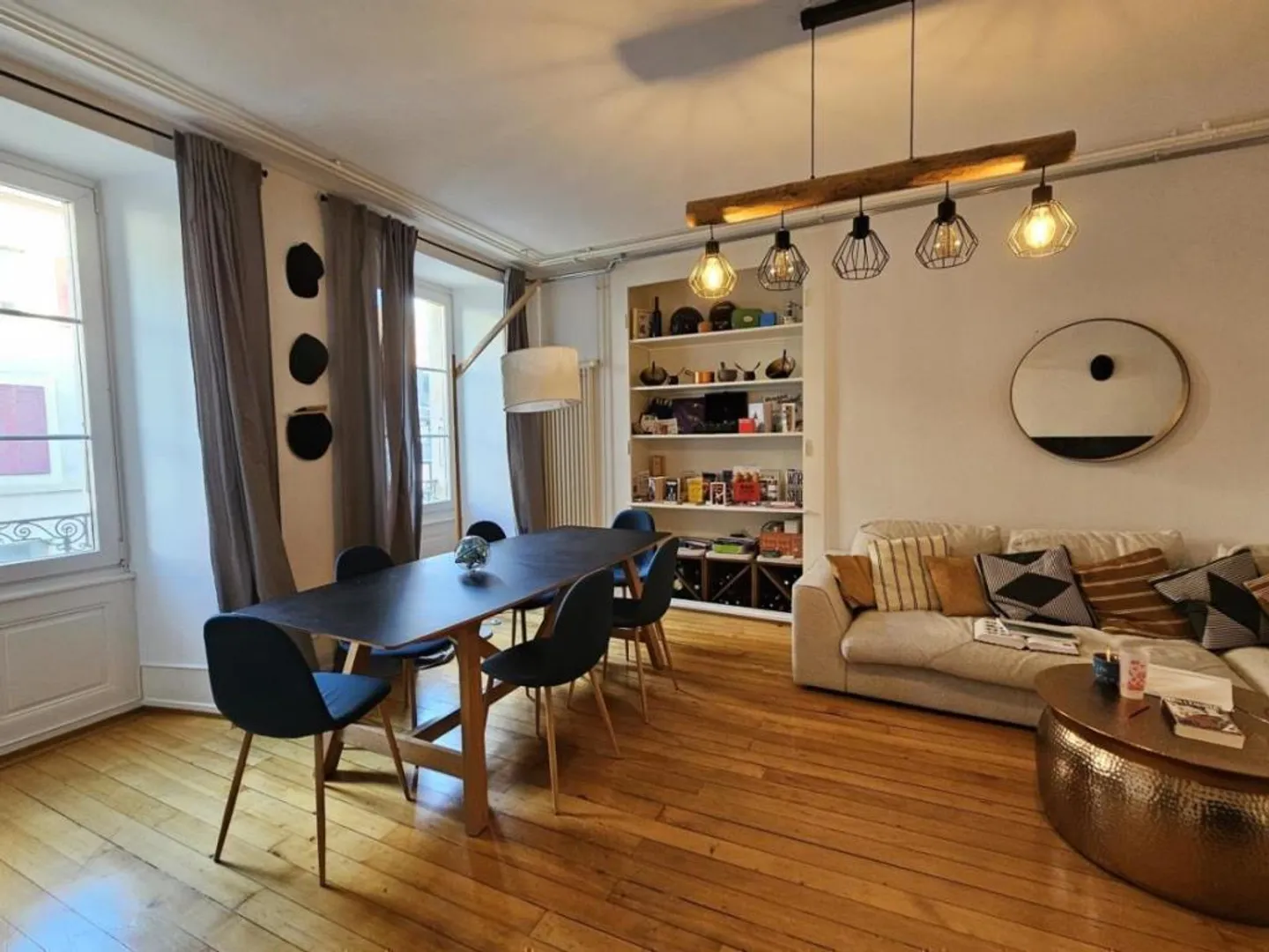 Mixed-use building - Photo 7 of 10