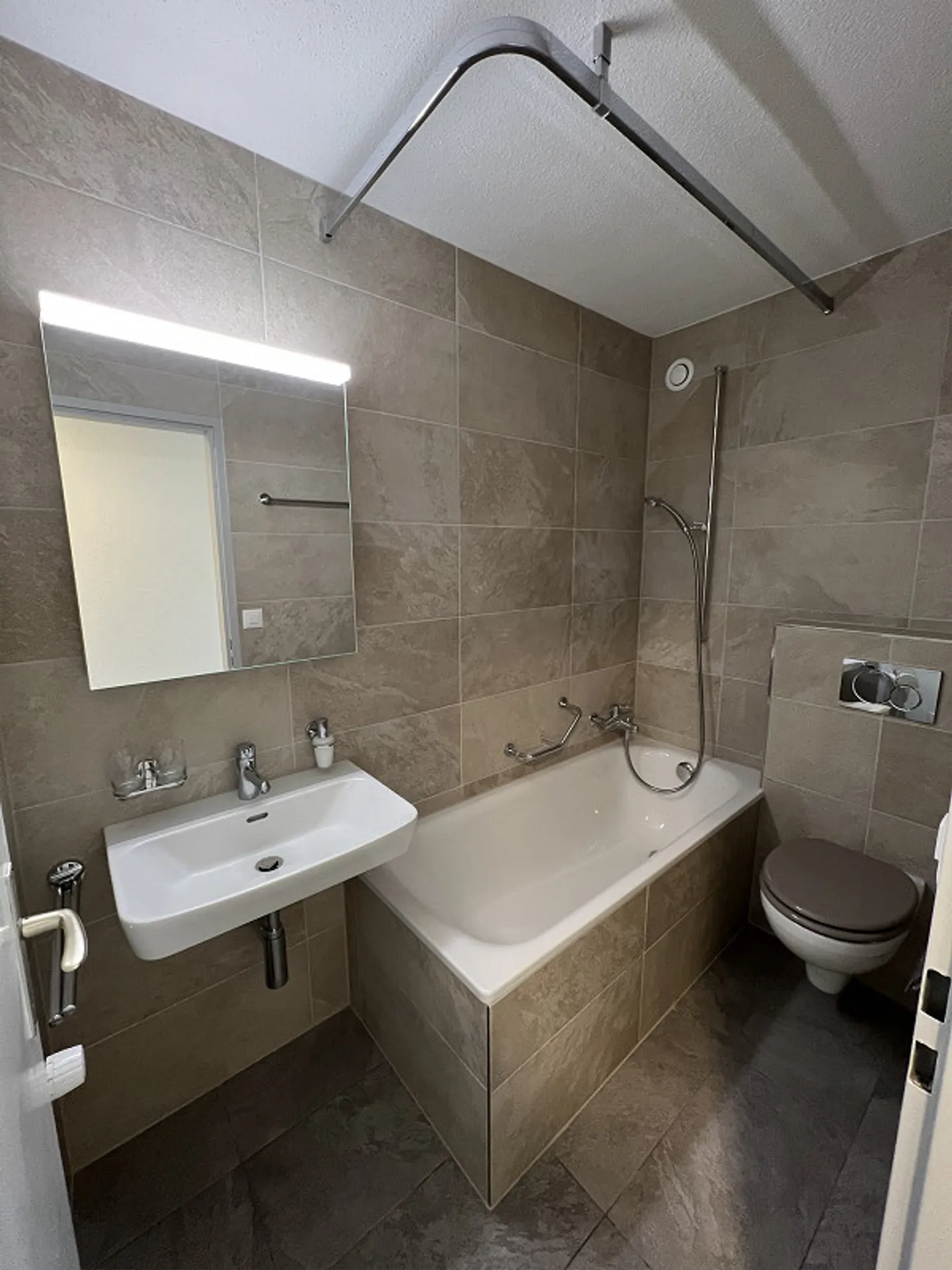 Appartamento splendidamente ristrutturato in una posizione tranquilla leggermente elevata vicino al bordo della foresta - Foto 3 di 9