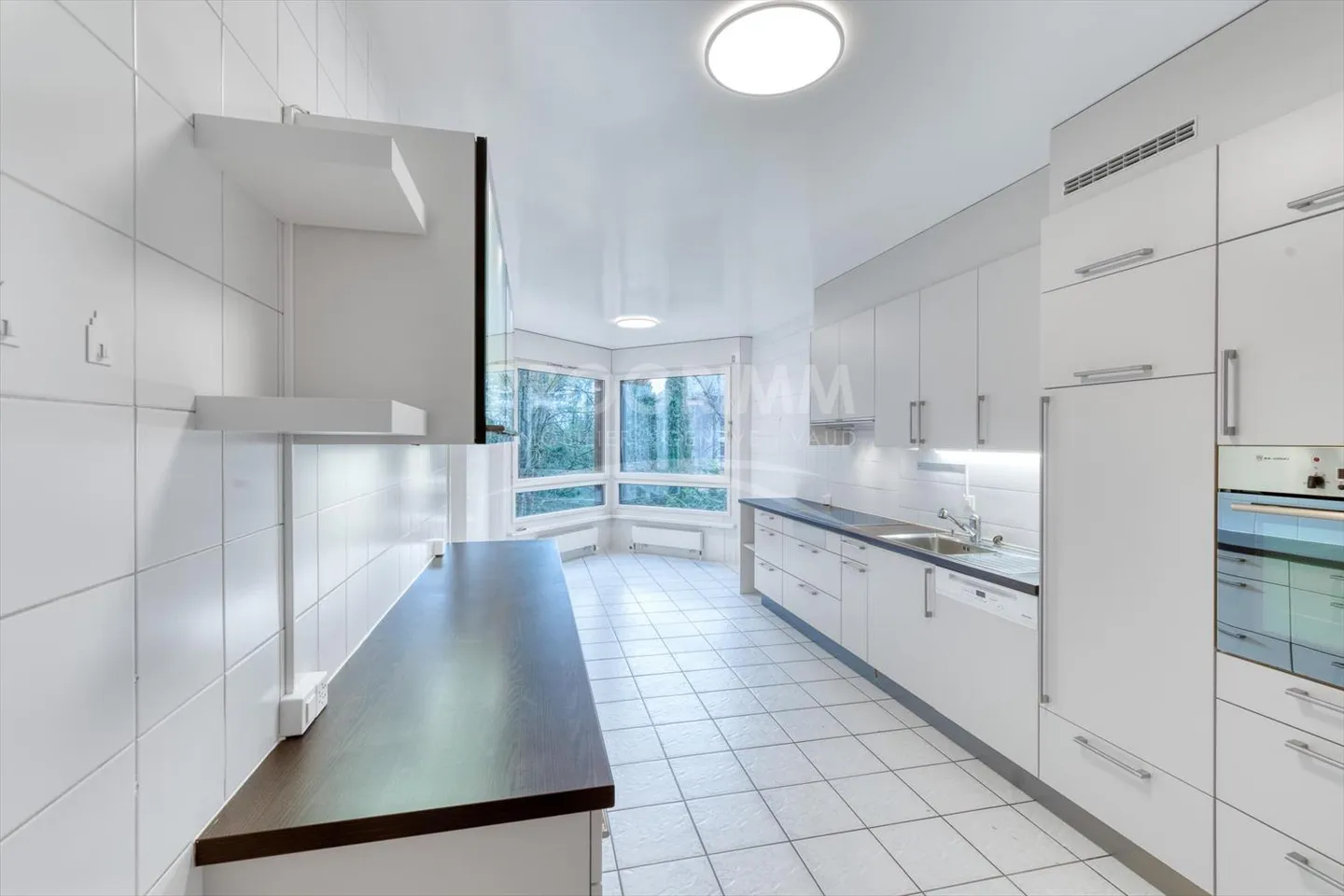 Appartement de presque 210 m² – 6 pièces / 4 chambres – 2 salles de bains + 3 toilettes/lavabos – Immeuble résidentiel avec piscine chauffée et sauna – Place de parking double au sous-sol - Photo 1 sur 13