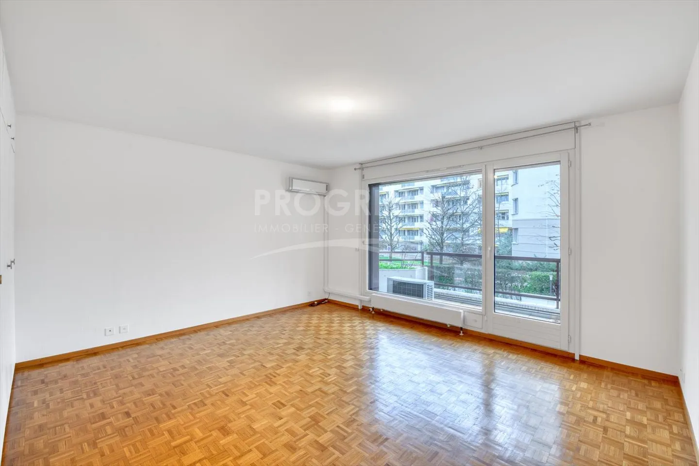 Appartement de presque 210 m² – 6 pièces / 4 chambres – 2 salles de bains + 3 toilettes/lavabos – Immeuble résidentiel avec piscine chauffée et sauna – Place de parking double au sous-sol - Photo 4 sur 13