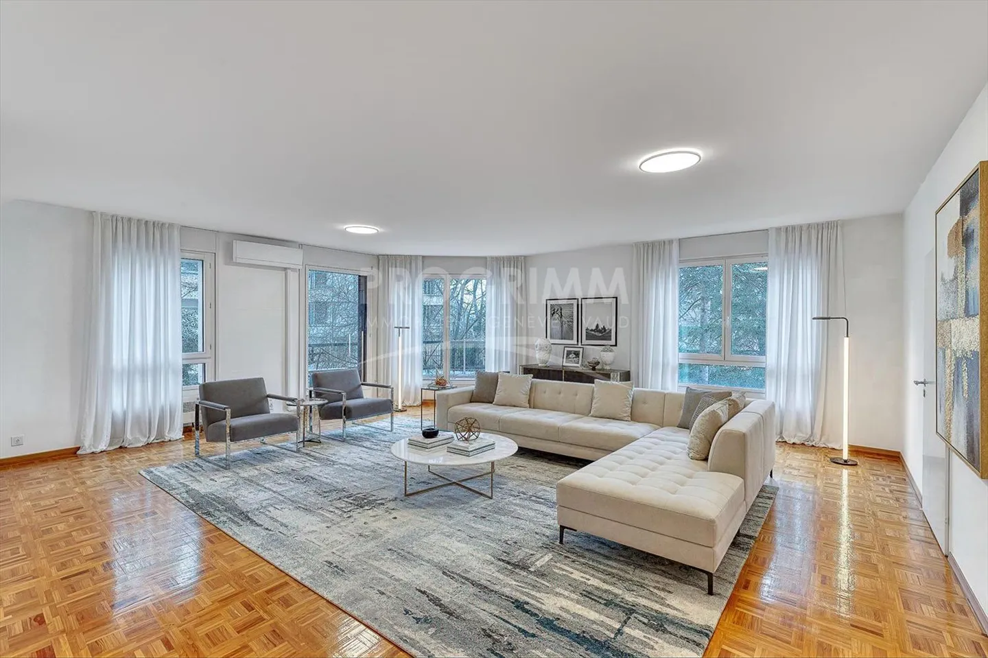 Appartement de presque 210 m² – 6 pièces / 4 chambres – 2 salles de bains + 3 toilettes/lavabos – Immeuble résidentiel avec piscine chauffée et sauna – Place de parking double au sous-sol - Photo 2 sur 13