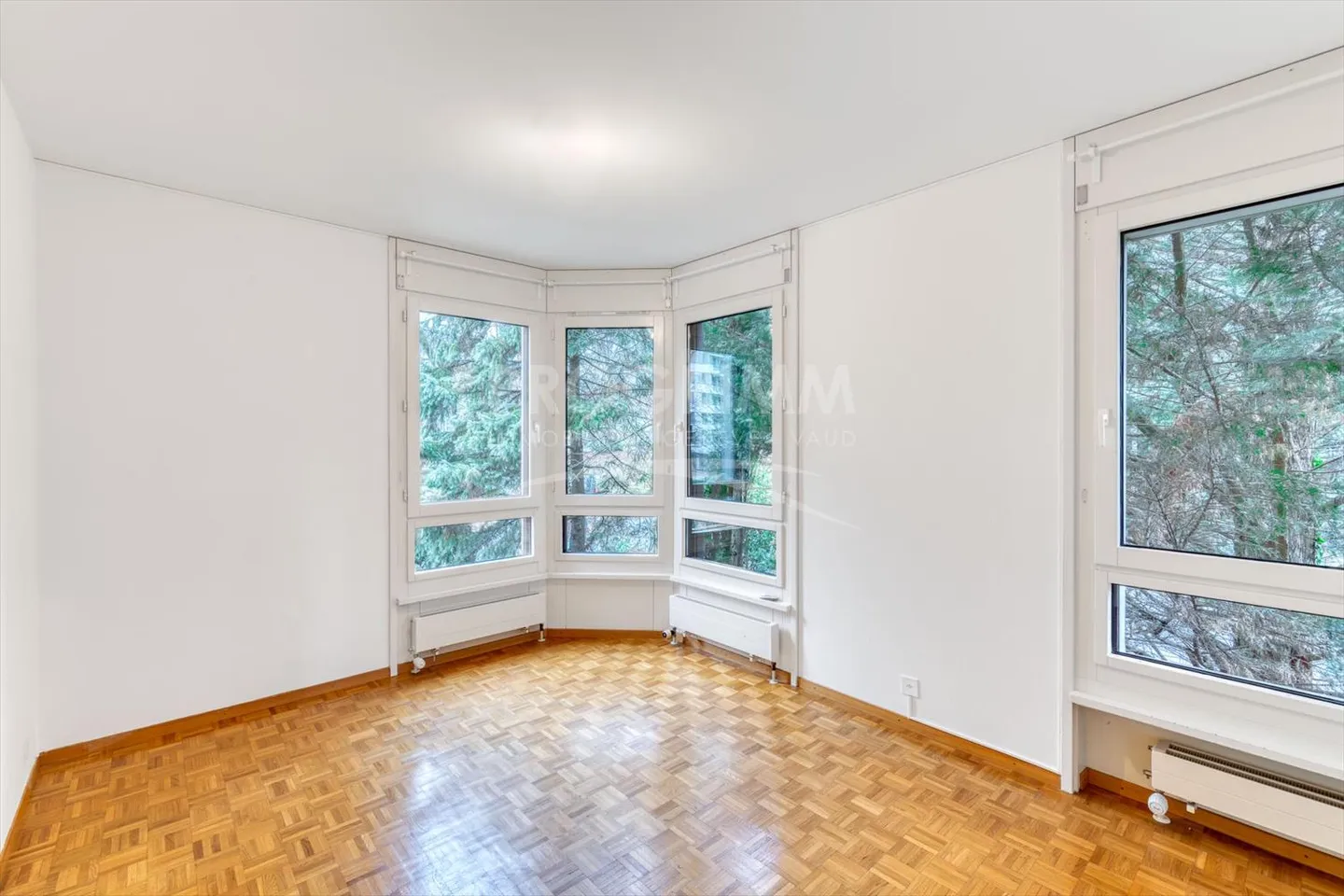 Appartement de presque 210 m² – 6 pièces / 4 chambres – 2 salles de bains + 3 toilettes/lavabos – Immeuble résidentiel avec piscine chauffée et sauna – Place de parking double au sous-sol - Photo 3 sur 13