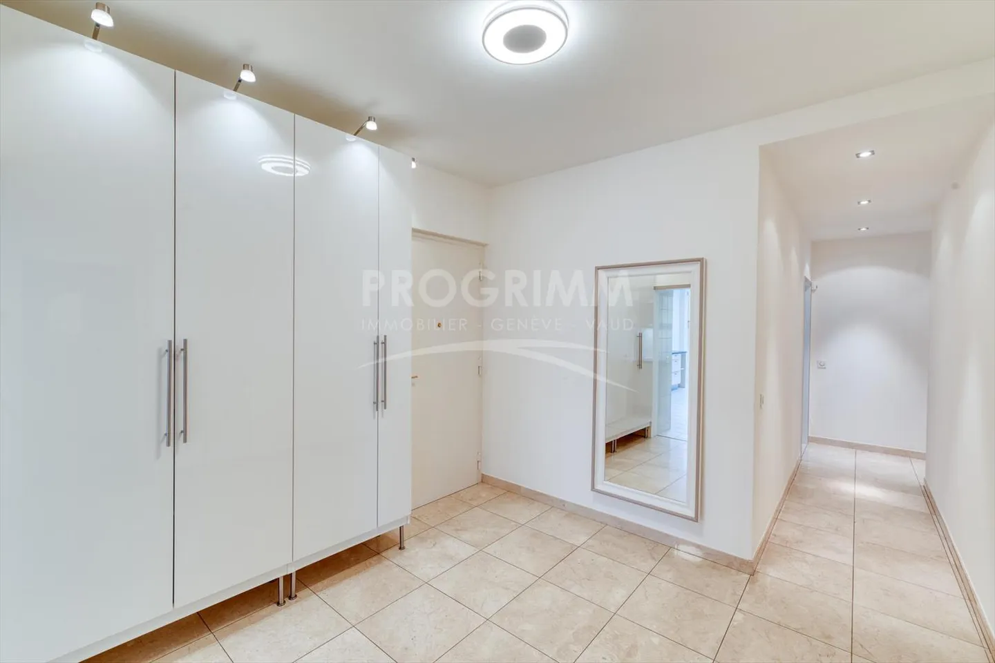 Appartement de presque 210 m² – 6 pièces / 4 chambres – 2 salles de bains + 3 toilettes/lavabos – Immeuble résidentiel avec piscine chauffée et sauna – Place de parking double au sous-sol - Photo 6 sur 13