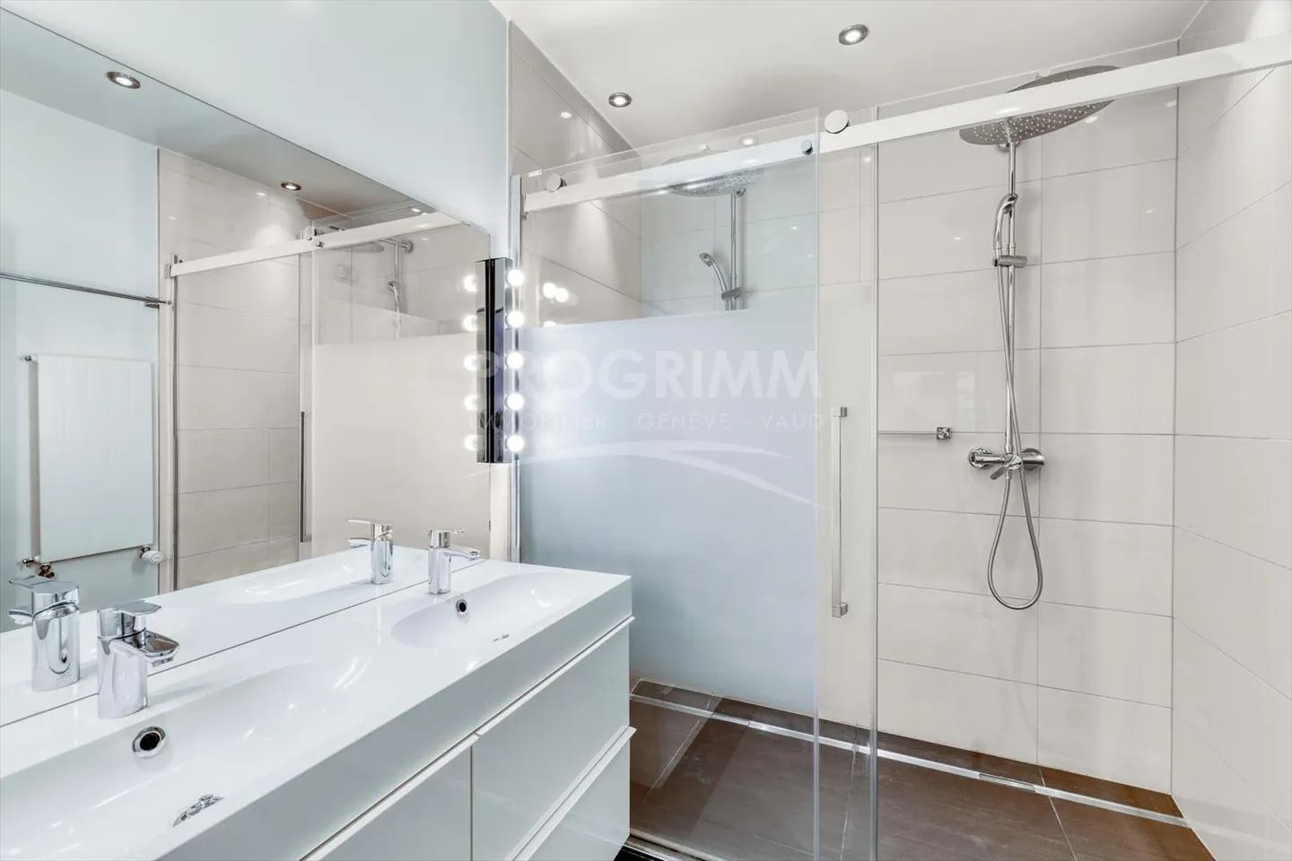 Appartement de presque 210 m² – 6 pièces / 4 chambres – 2 salles de bains + 3 toilettes/lavabos – Immeuble résidentiel avec piscine chauffée et sauna – Place de parking double au sous-sol - Photo 7 sur 13