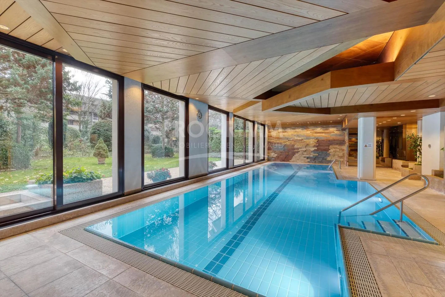 Appartement de presque 210 m² – 6 pièces / 4 chambres – 2 salles de bains + 3 toilettes/lavabos – Immeuble résidentiel avec piscine chauffée et sauna – Place de parking double au sous-sol - Photo 9 sur 13