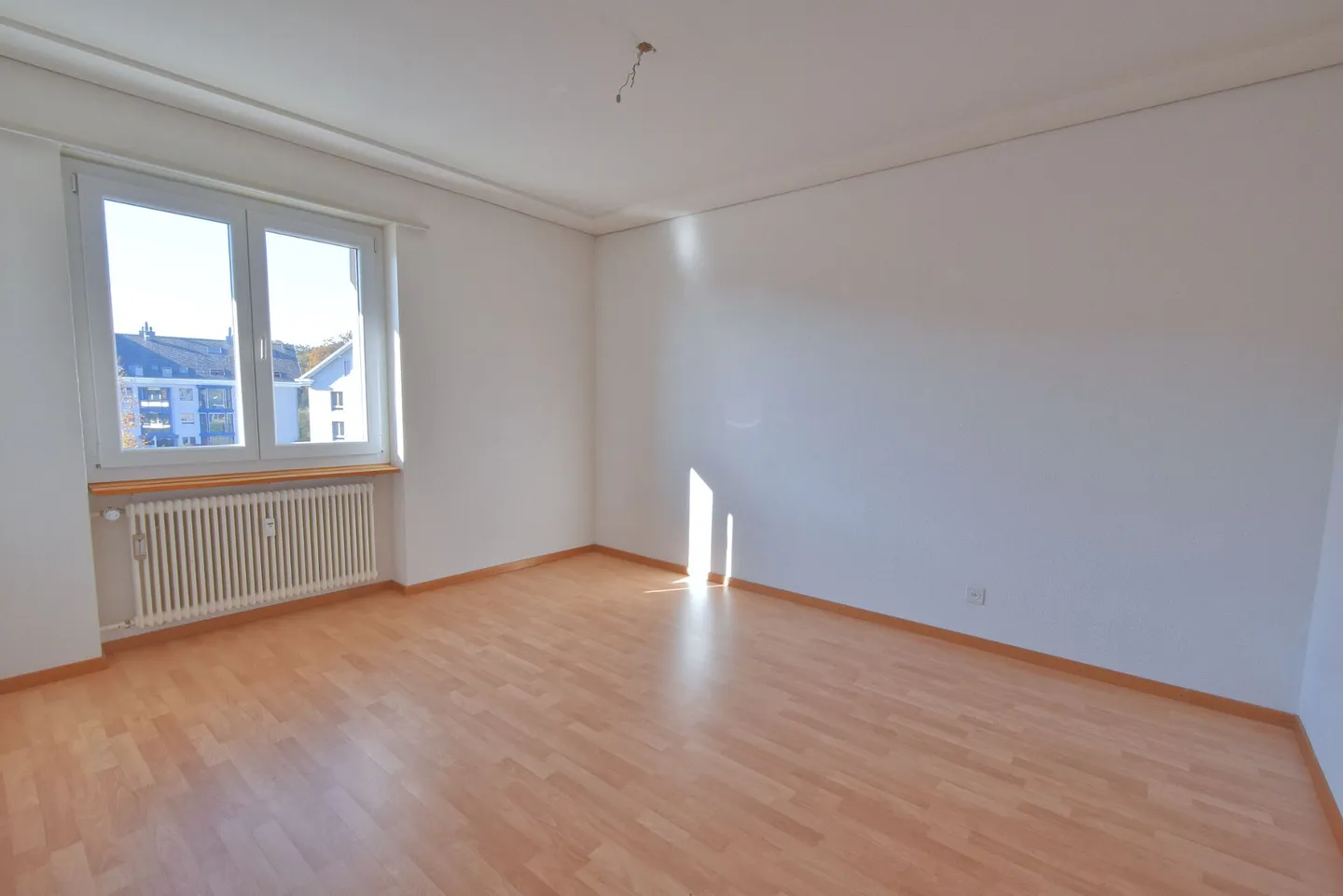 Appartamento soleggiato e luminoso con balcone in una posizione tranquilla - Foto 5 di 9