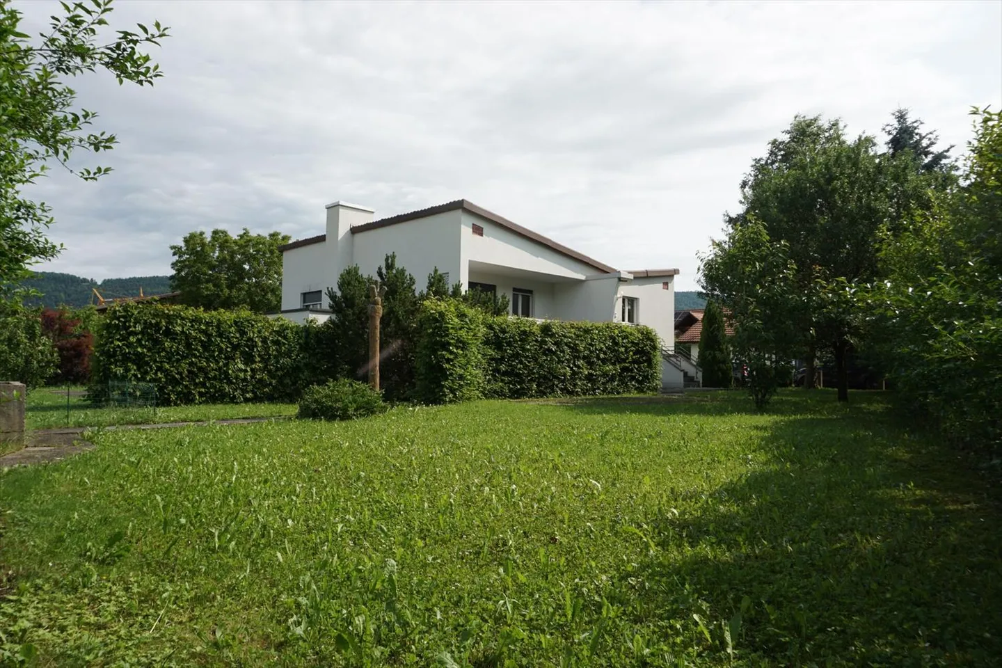 ARI-236 - Rendimento - Bellissima casa con 2 appartamenti di 4,5 e 3,5 stanze su un terreno di 1'134 m2. - Foto 1 di 13