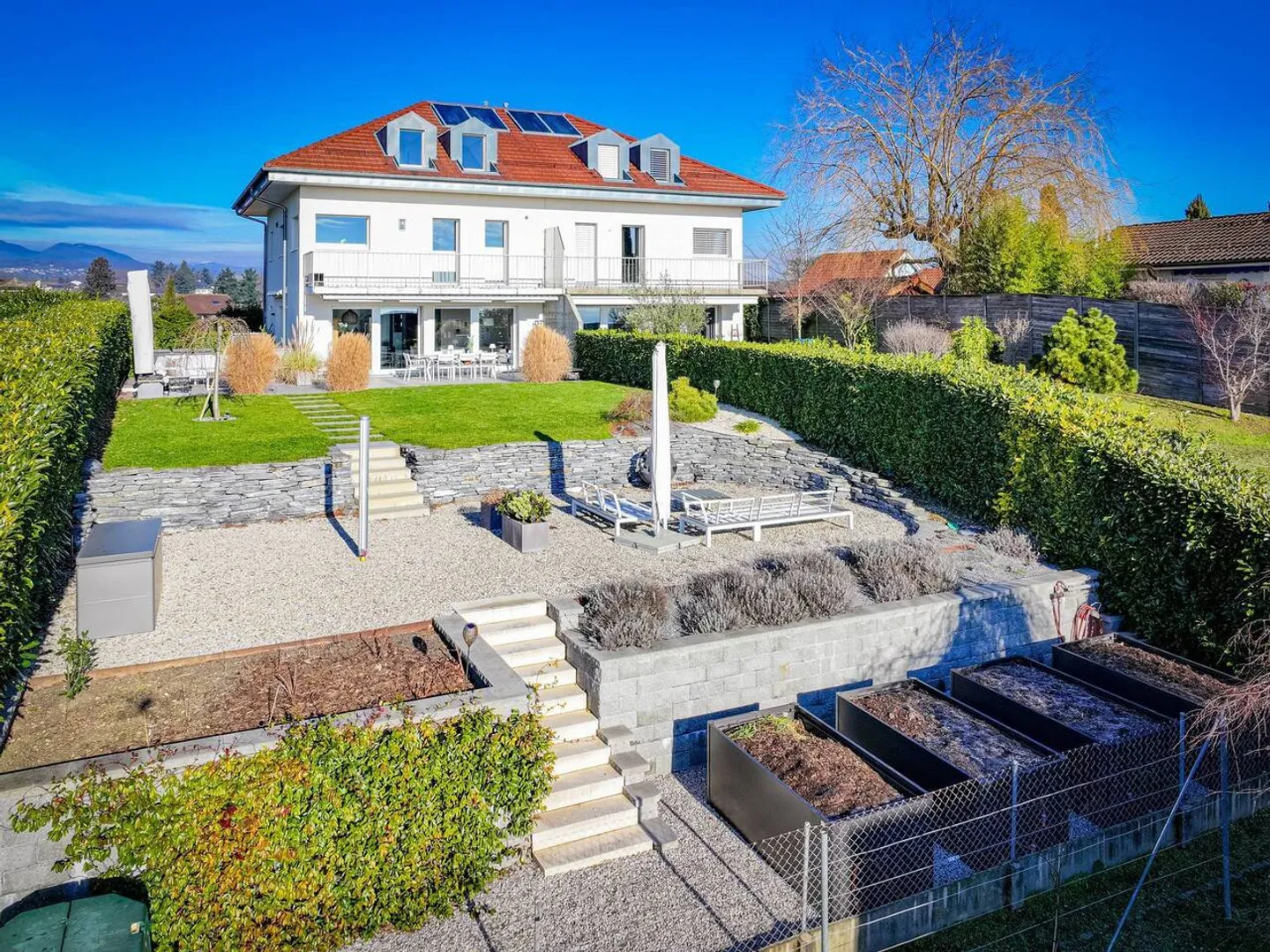 Villa a schiera spaziosa con 7,5 camere in perfette condizioni con vista mozzafiato sul lago e sulle montagne - Foto 1 di 10