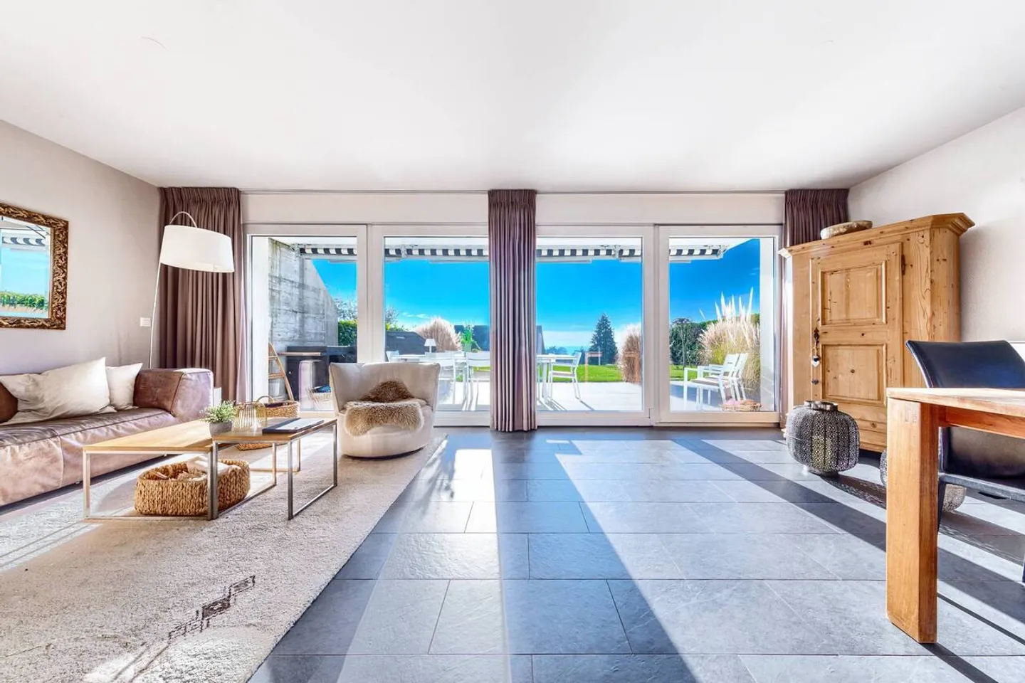 Villa a schiera spaziosa con 7,5 camere in perfette condizioni con vista mozzafiato sul lago e sulle montagne - Foto 2 di 10