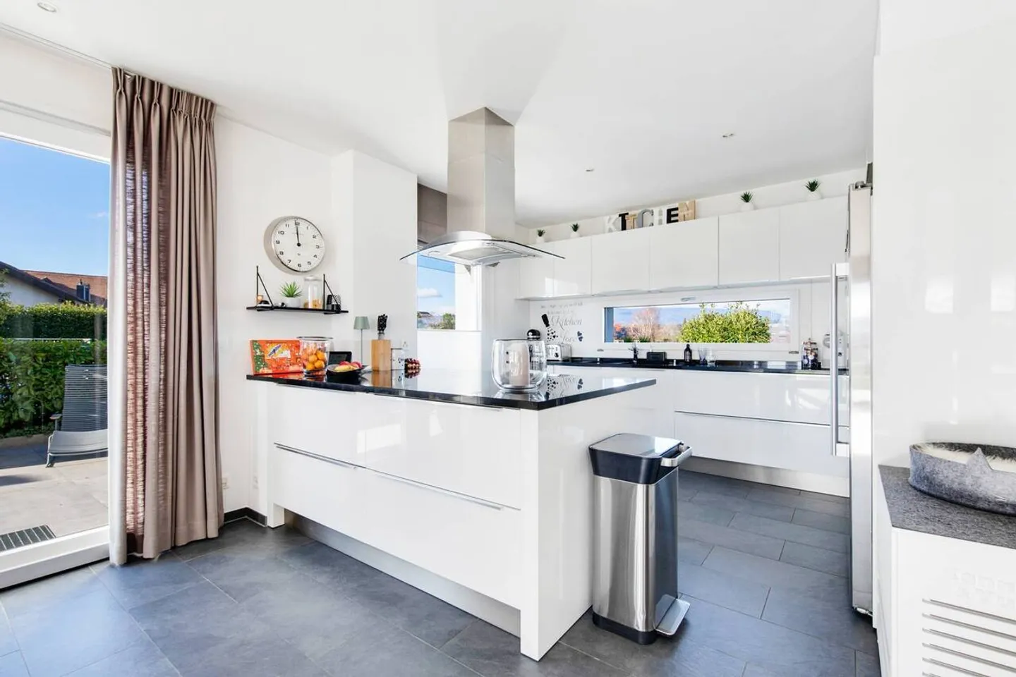 Villa a schiera spaziosa con 7,5 camere in perfette condizioni con vista mozzafiato sul lago e sulle montagne - Foto 3 di 10