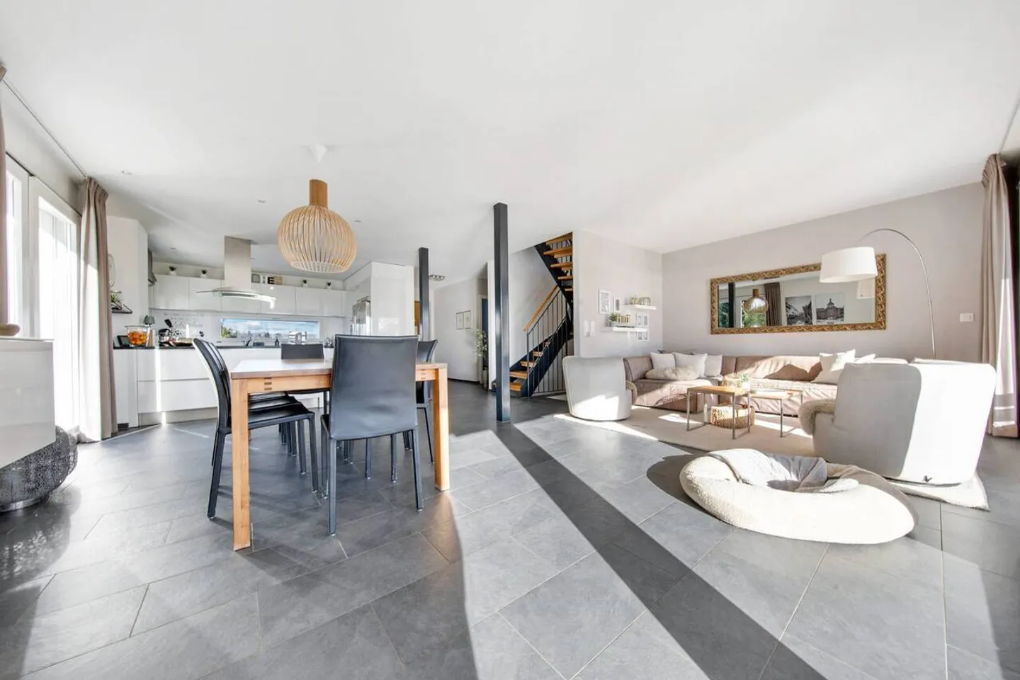 Villa a schiera spaziosa con 7,5 camere in perfette condizioni con vista mozzafiato sul lago e sulle montagne - Foto 4 di 10