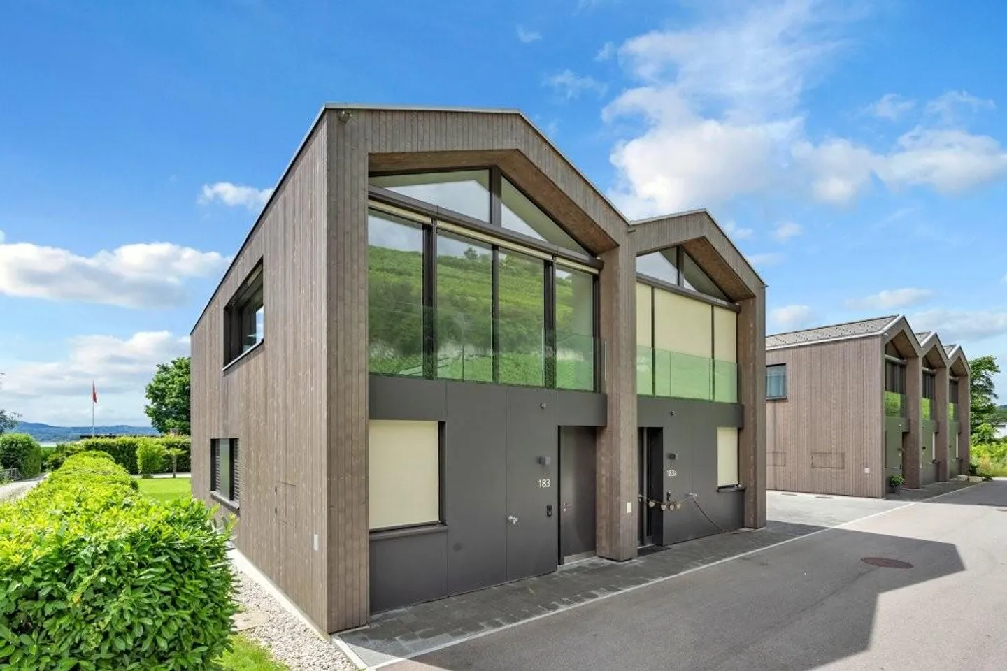 Votre nouvelle maison de rêve avec jardin au bord du lac de Morat ! - Photo 1 sur 11