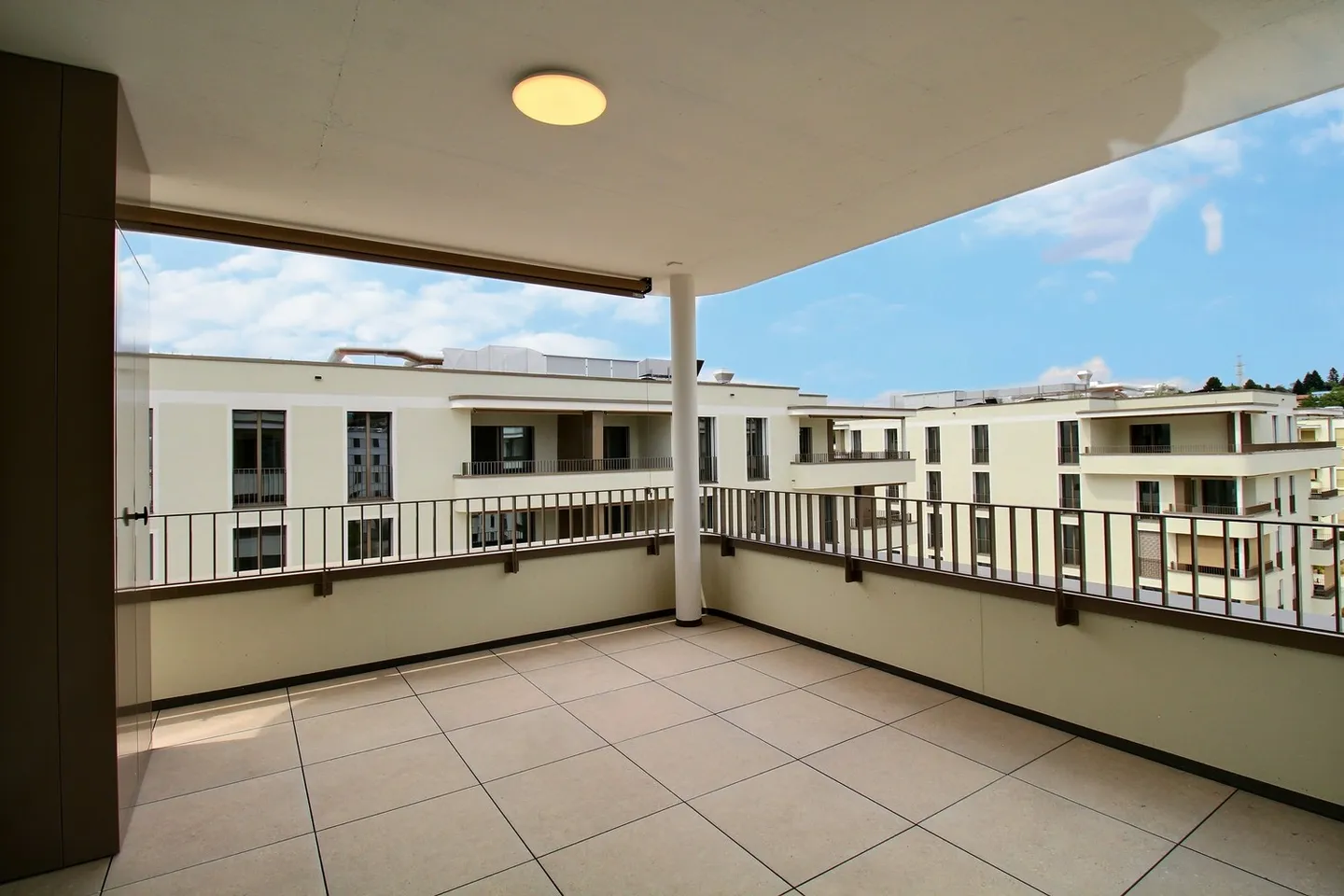 Exceptional apartment with 4.5 rooms for rent on the top floor in Marly! - Photo 3 of 9