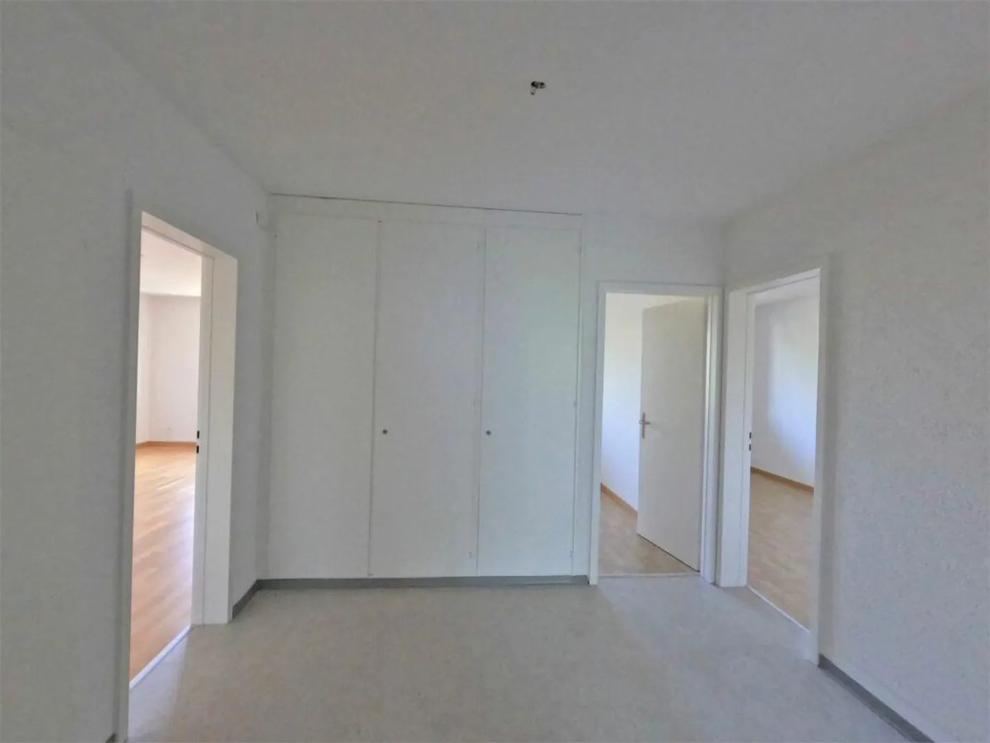 NUOVO! - Appartamento familiare vicino al centro, con balcone, appena dipinto, bagno e cucina ristrutturati di recente - Foto 8 di 11