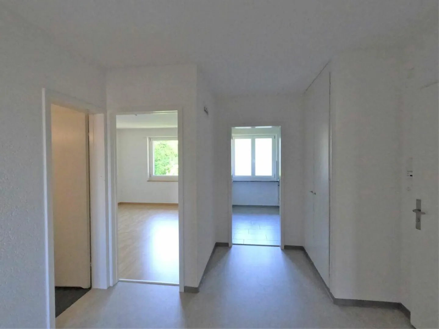 NUOVO! - Appartamento familiare vicino al centro, con balcone, appena dipinto, bagno e cucina ristrutturati di recente - Foto 9 di 11