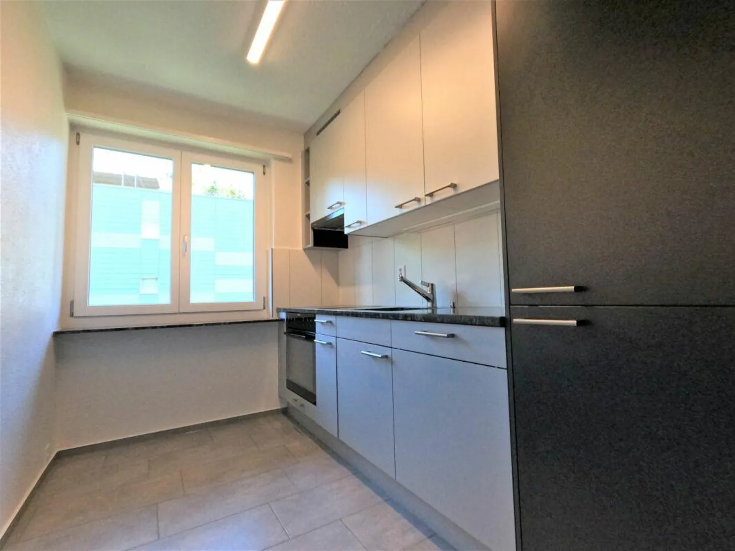 NUOVO! - Appartamento familiare vicino al centro, con balcone, appena dipinto, bagno e cucina ristrutturati di recente - Foto 3 di 11