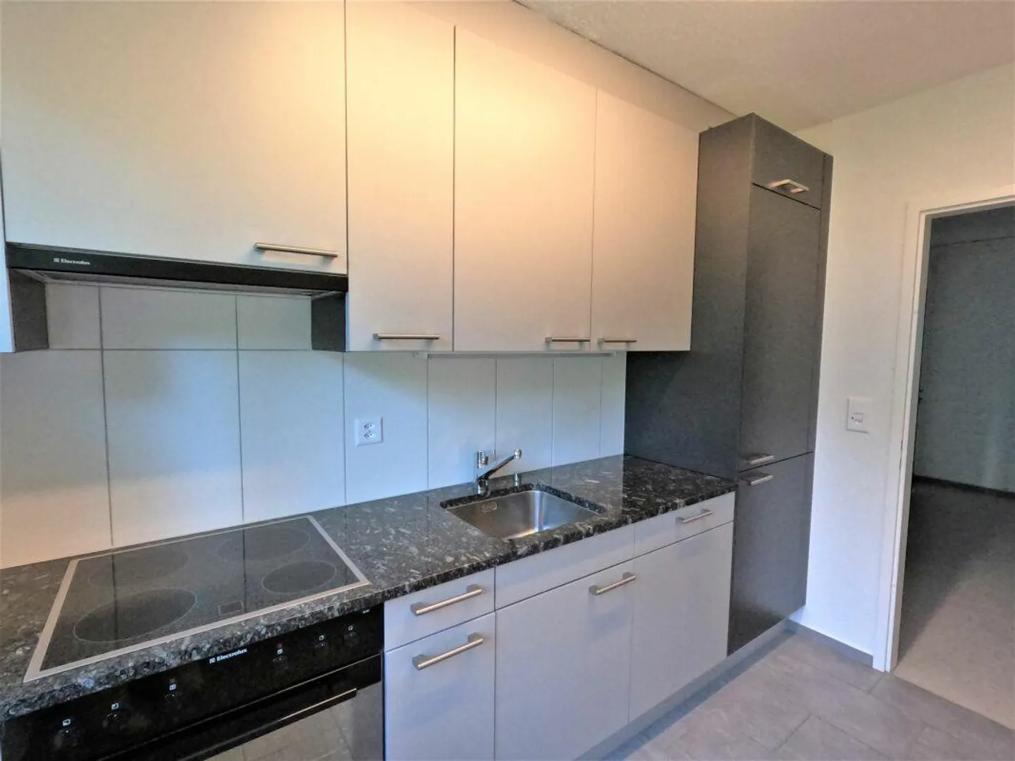 NUOVO! - Appartamento familiare vicino al centro, con balcone, appena dipinto, bagno e cucina ristrutturati di recente - Foto 2 di 11