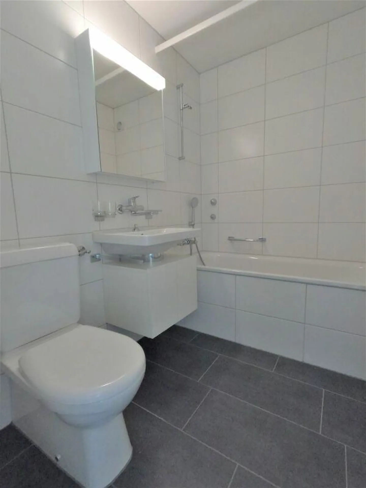 NUOVO! - Appartamento familiare vicino al centro, con balcone, appena dipinto, bagno e cucina ristrutturati di recente - Foto 4 di 11