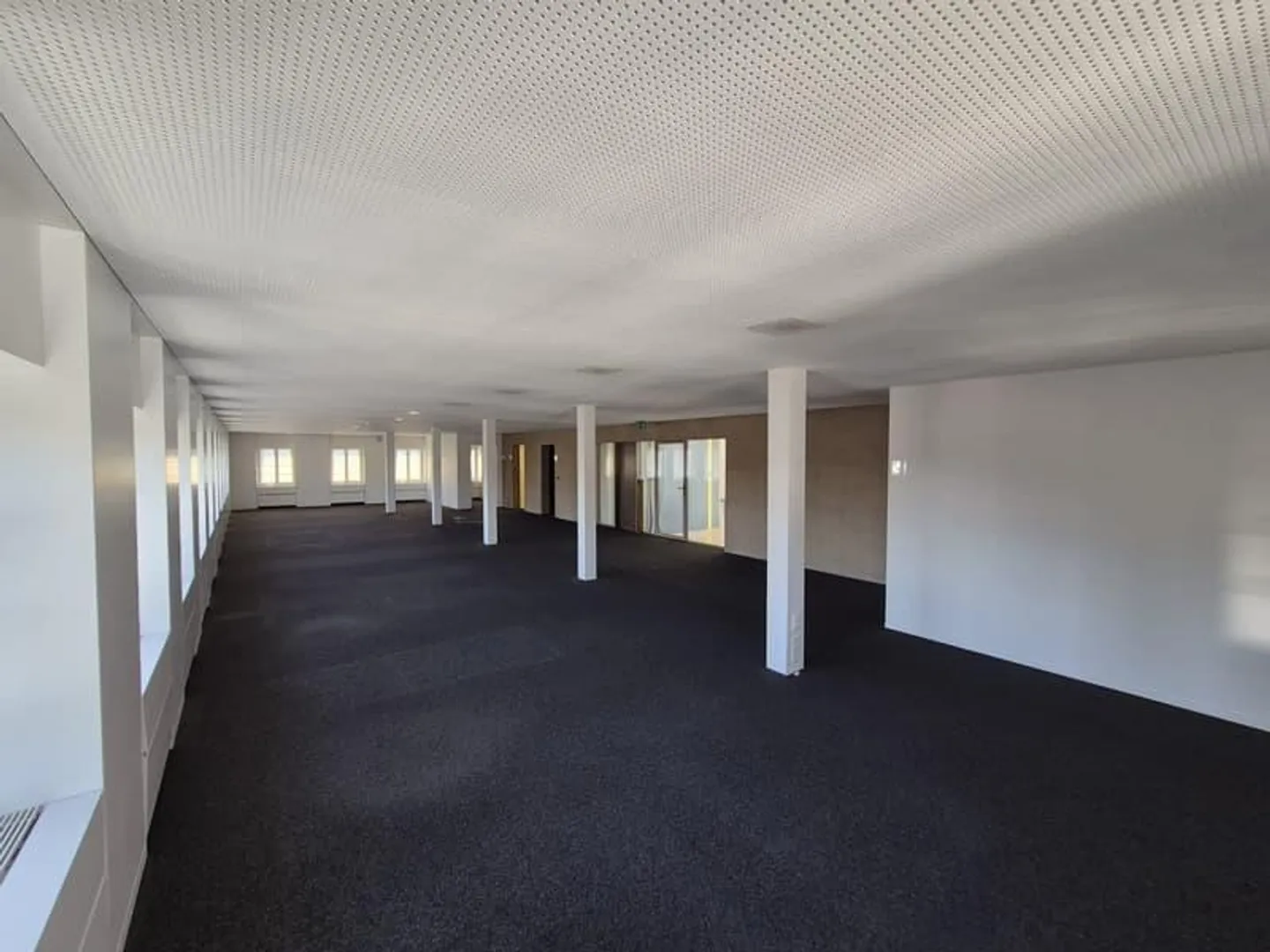 Bureaux agrandis dans le meilleur emplacement central à Zofingen - Photo 2 sur 5