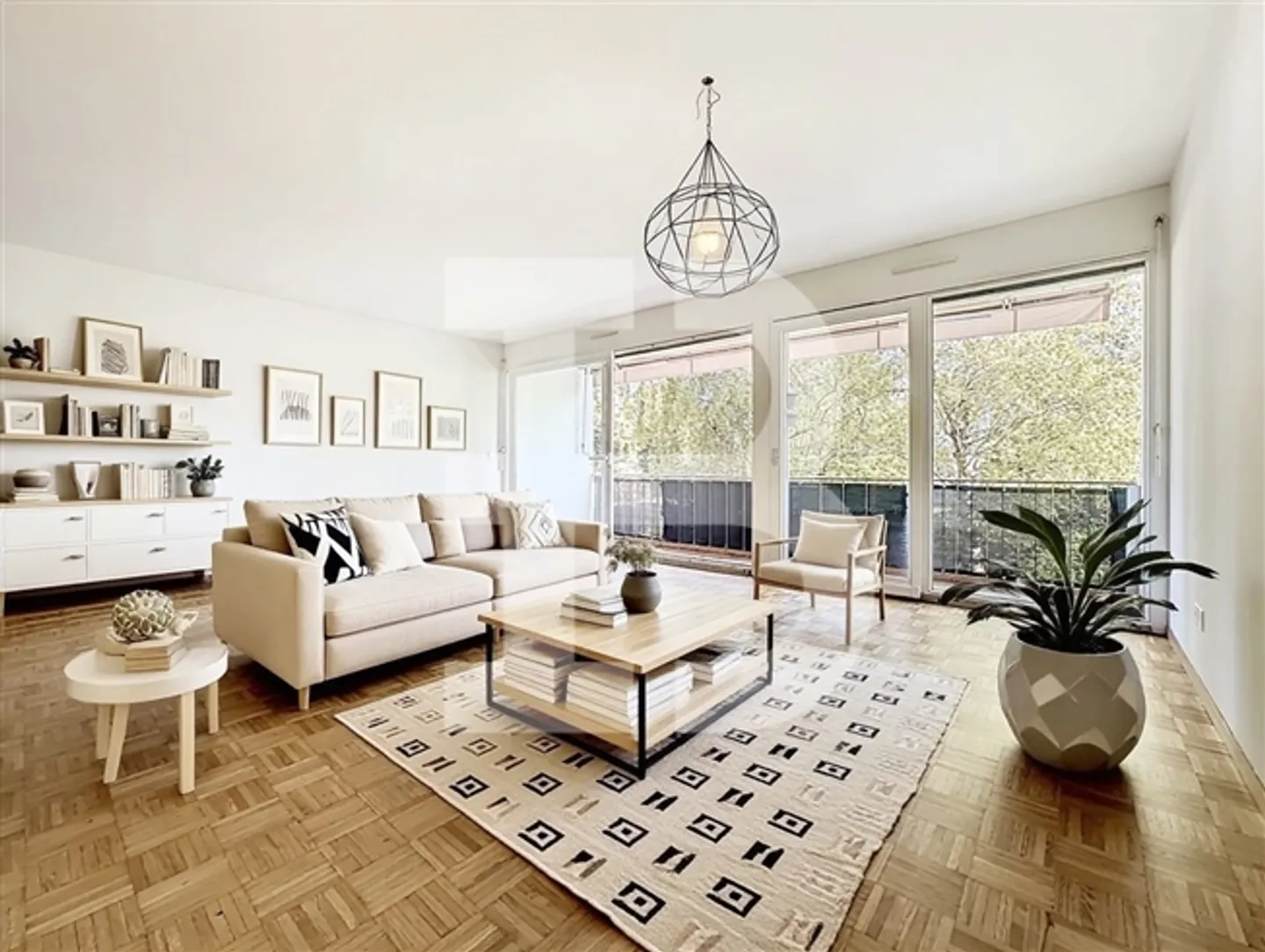 Ampio appartamento di 4 stanze in zona tranquilla e vicino ai servizi - Foto 2 di 10