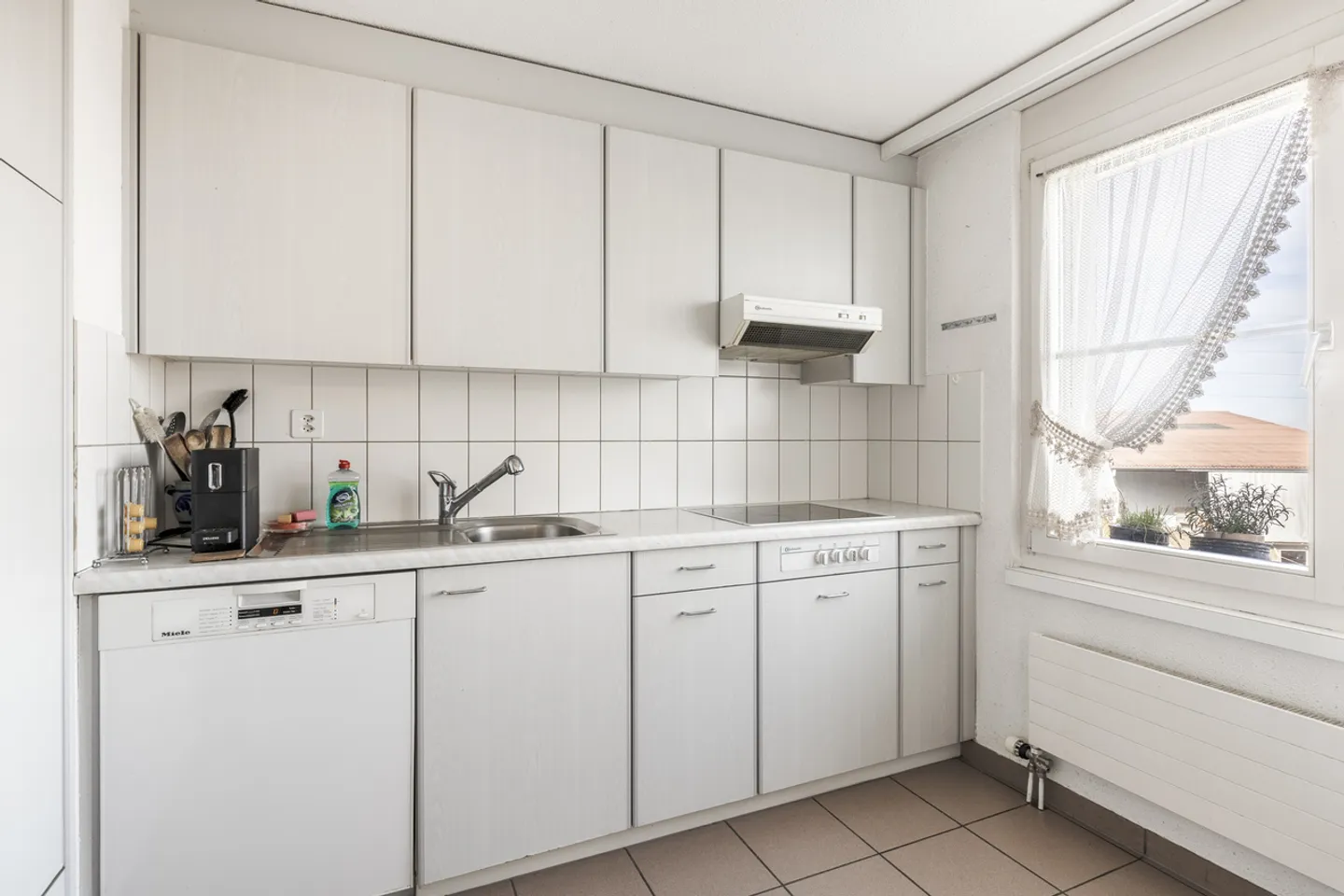 A Case for Two: Charming Living Near the Lake - Photo 2 of 7