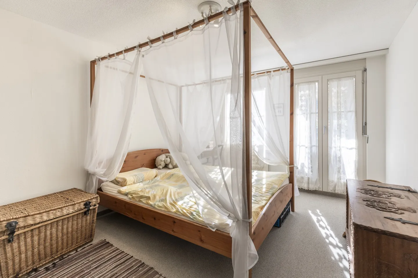 A Case for Two: Charming Living Near the Lake - Photo 3 of 7