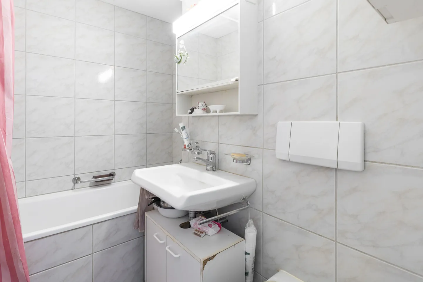 A Case for Two: Charming Living Near the Lake - Photo 4 of 7