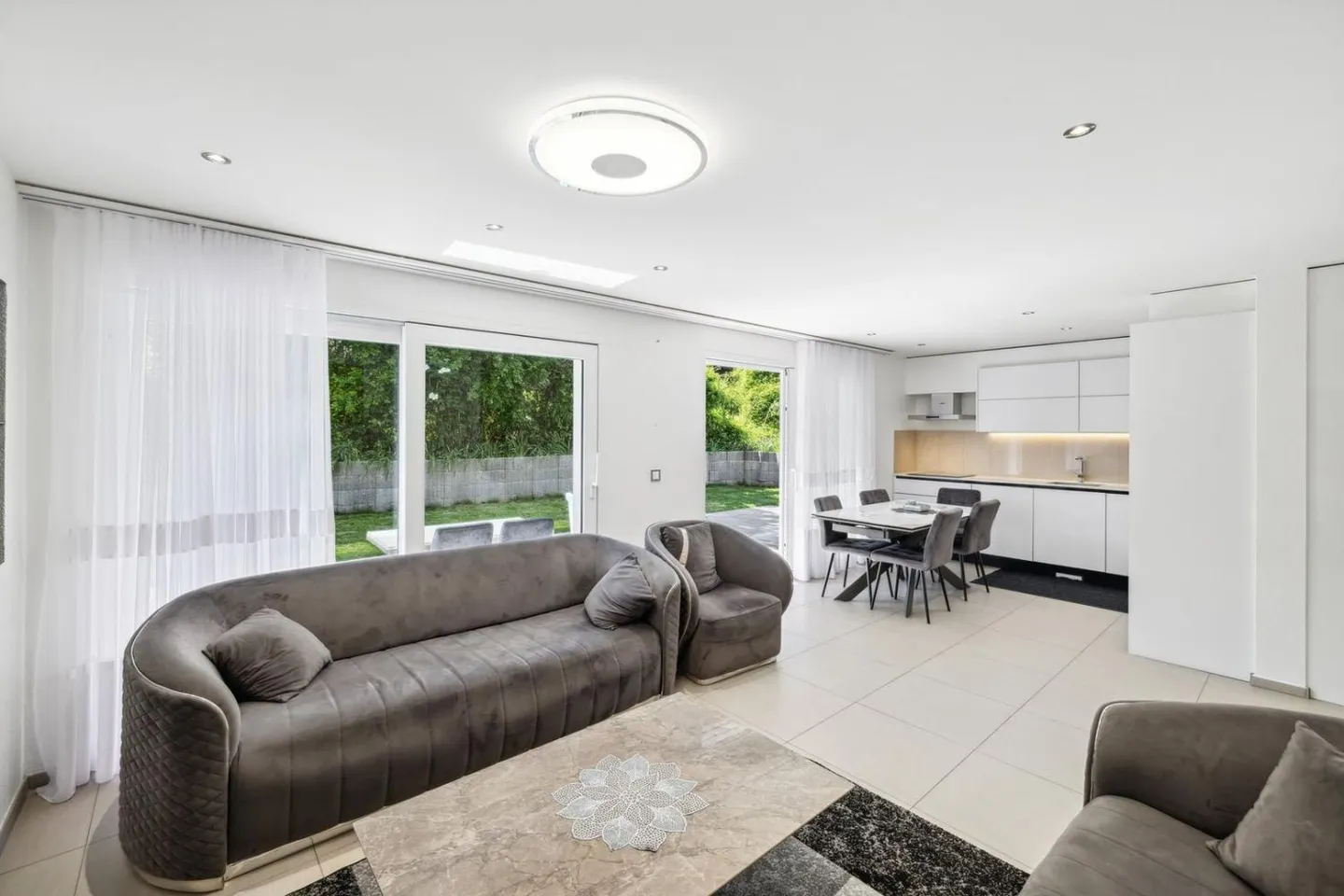 Residential complex with 2 apartments in Charrat - Photo 1 of 13