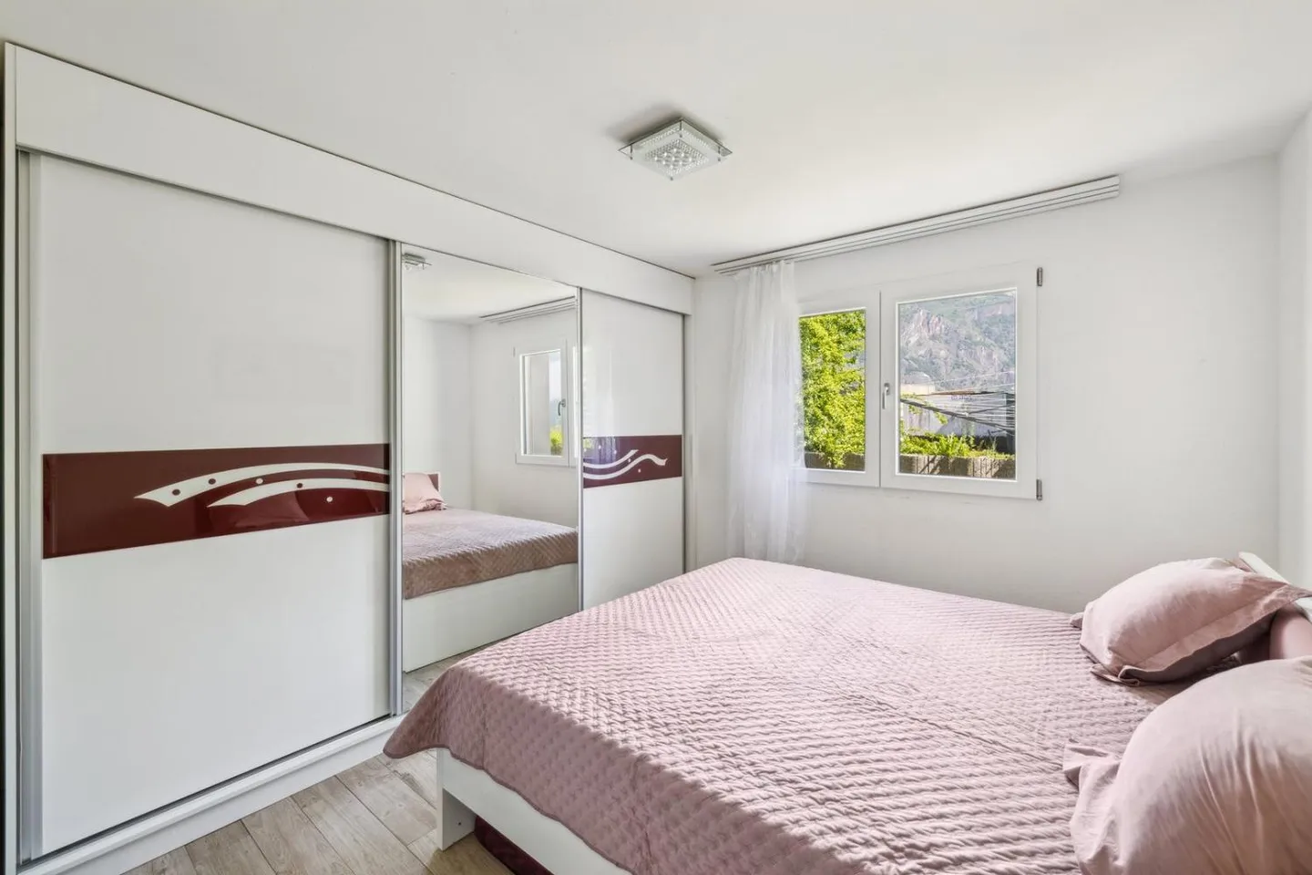 Residential complex with 2 apartments in Charrat - Photo 8 of 13