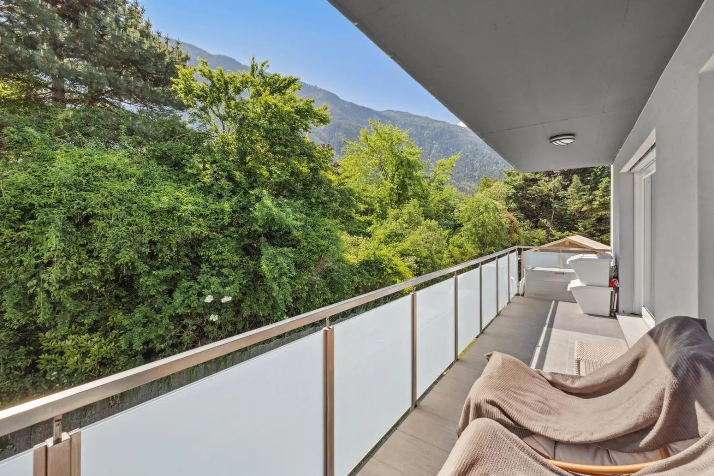 Residential complex with 2 apartments in Charrat - Photo 3 of 13