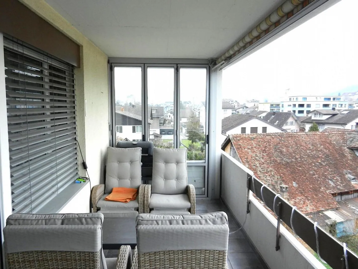 Appartement 4½ pièces élégant dans un emplacement résidentiel central - Photo 3 sur 9