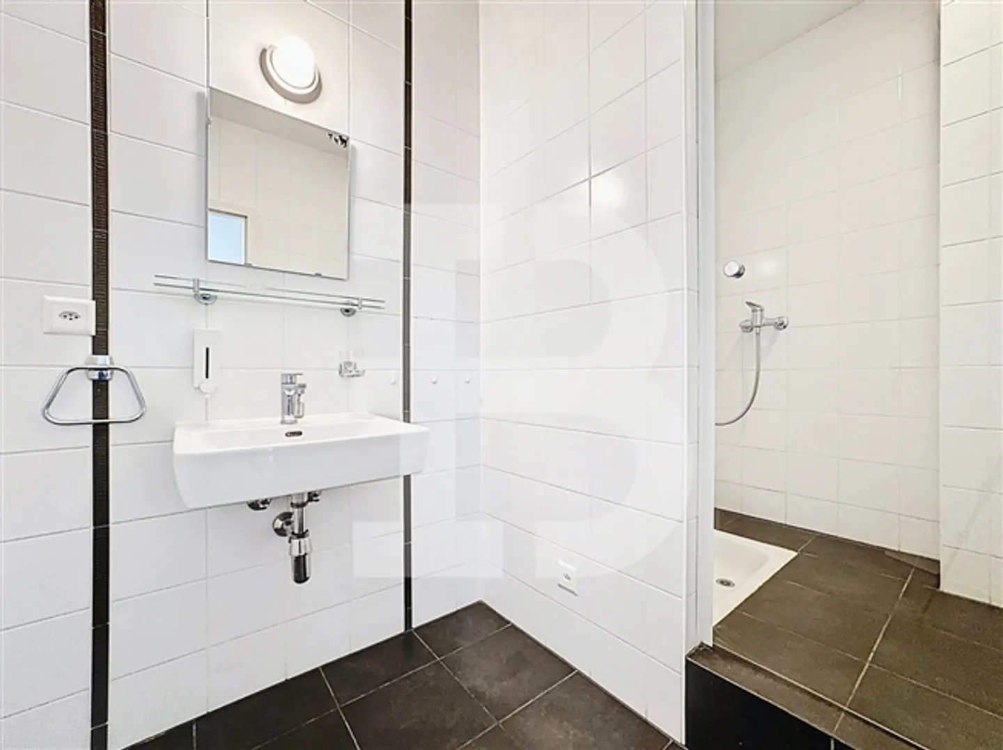 Ampio appartamento di 4 stanze in zona tranquilla e vicino ai servizi - Foto 7 di 10