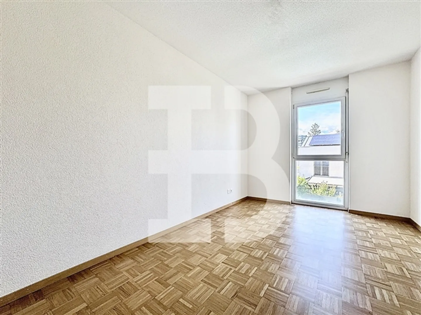 Ampio appartamento di 4 stanze in zona tranquilla e vicino ai servizi - Foto 9 di 10