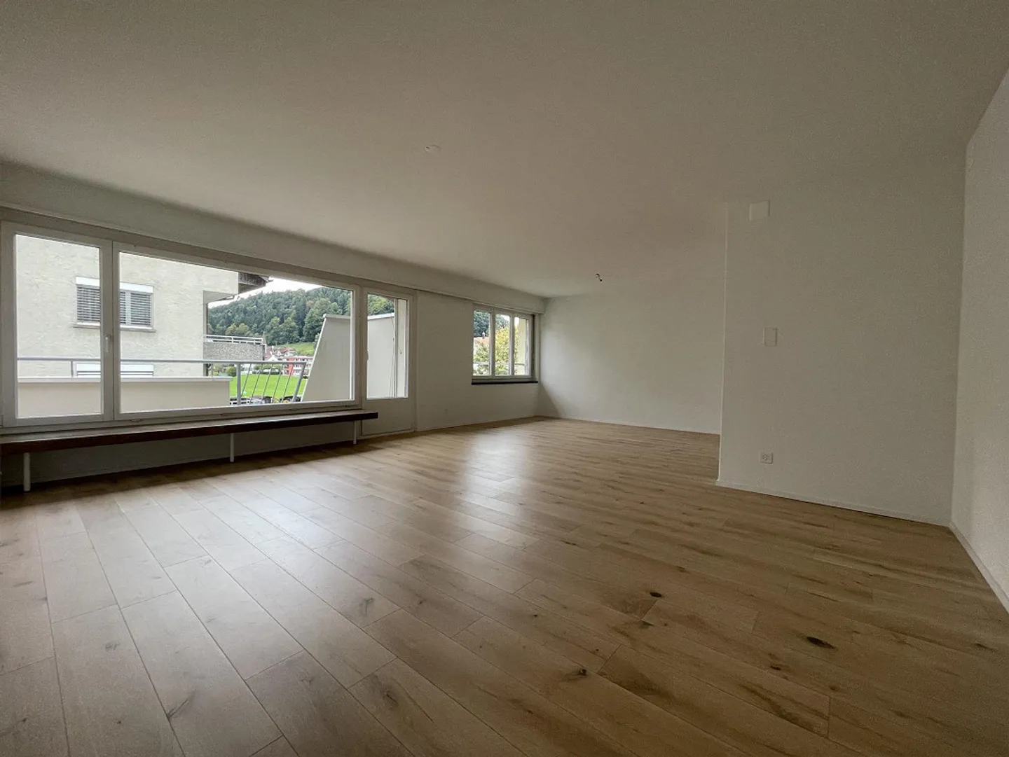 Appartement spacieux, lumineux et moderne de 4,5 pièces à St. Georgen - Photo 2 sur 10