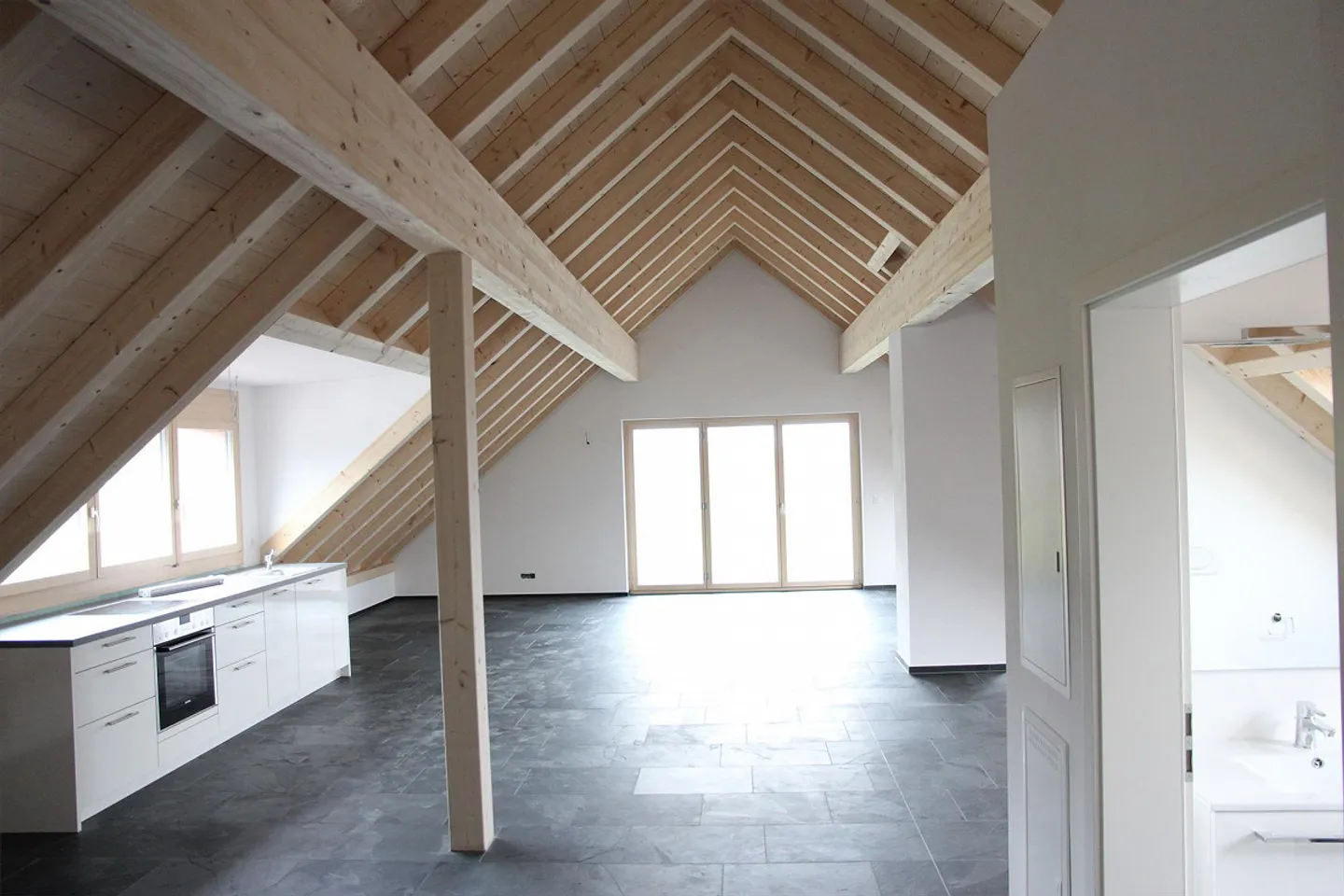 Möblierte Dachwohnung in steuergünstiger Gemeinde am Untersee - Foto 1 von 12