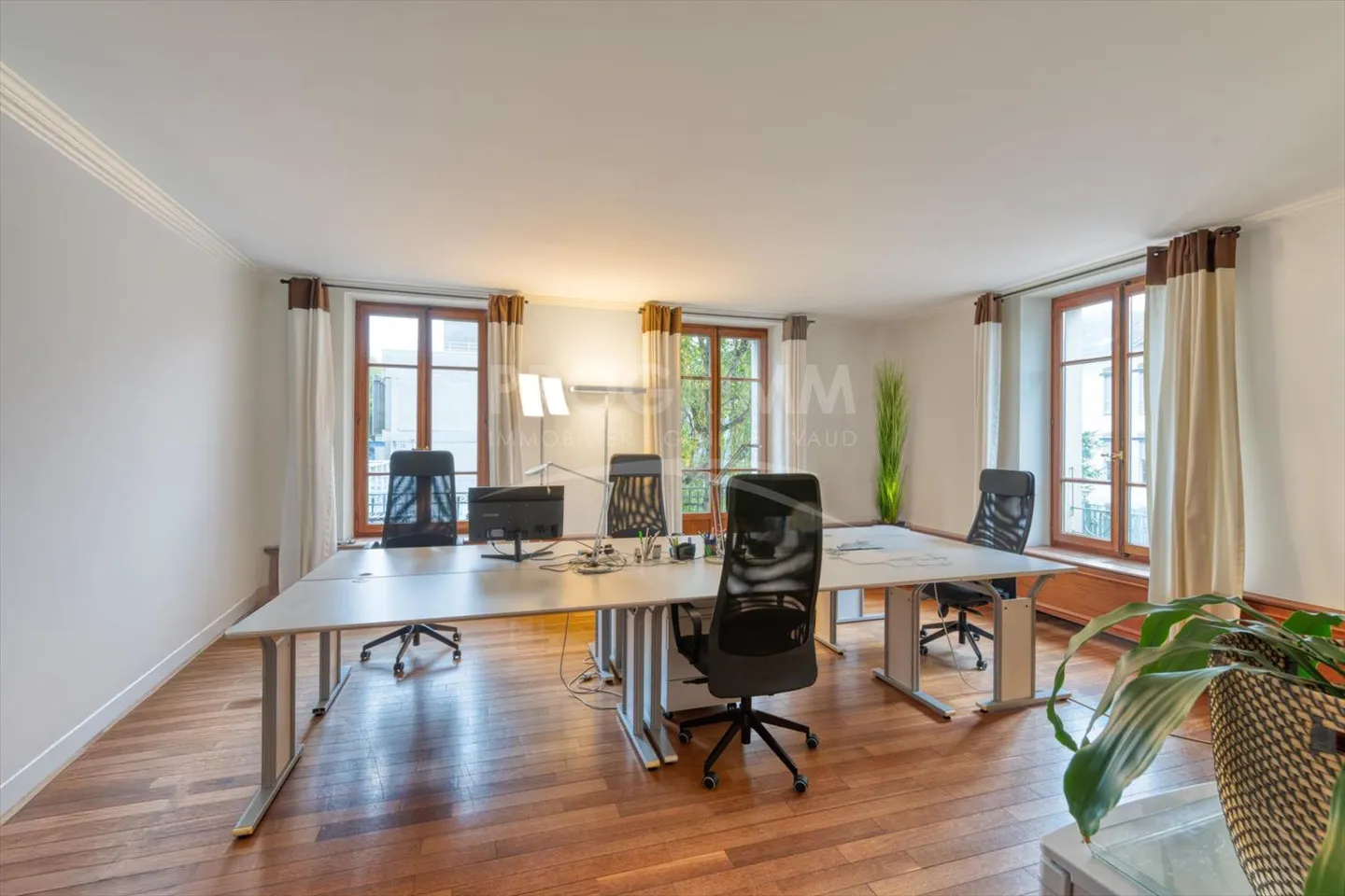 Quai du Rhône. Uffici di alta qualità con fibra, parcheggi e balconi. Parcheggi - Foto 2 di 11