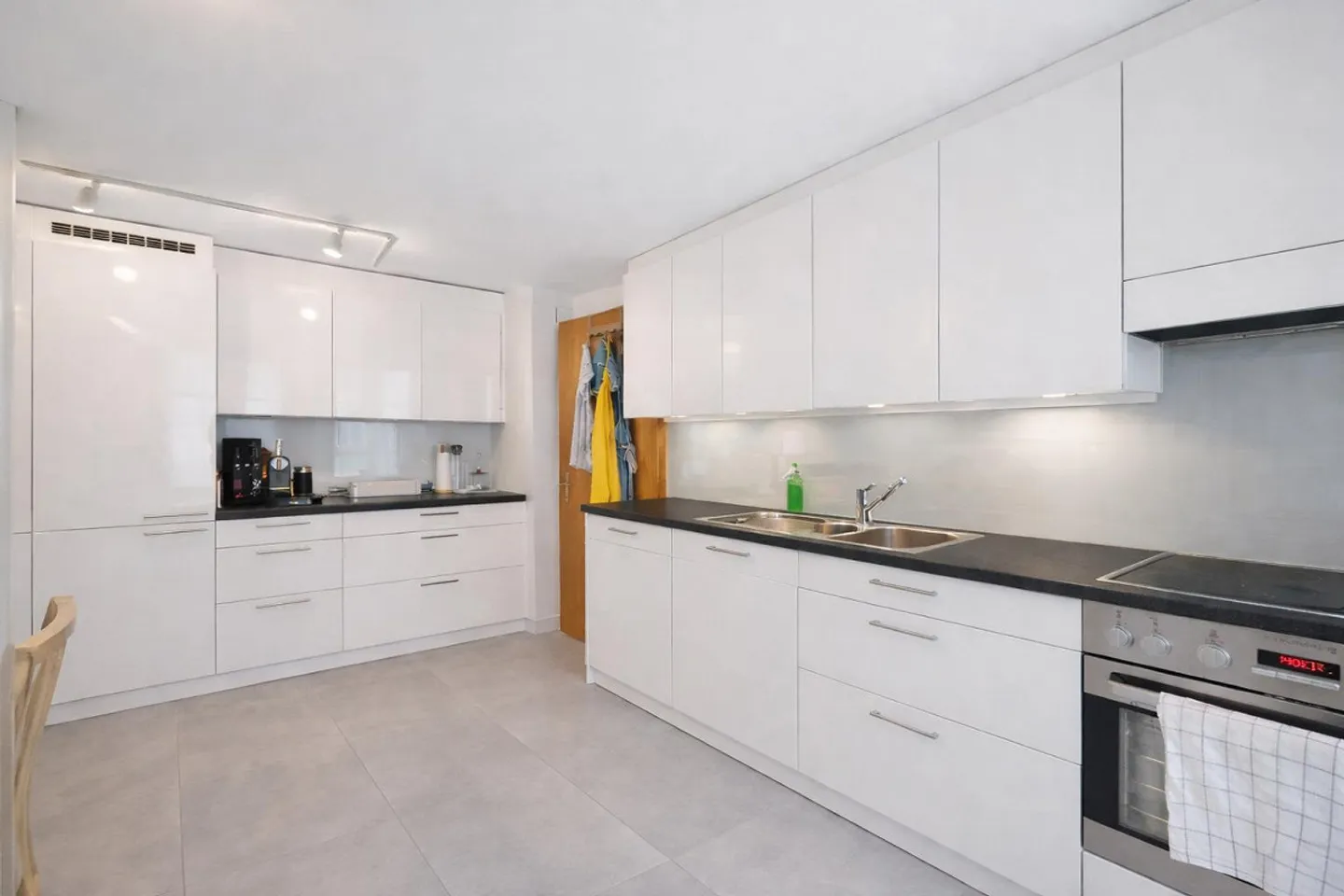 Maison mitoyenne fraîchement rénovée dans la ville - Photo 3 sur 10