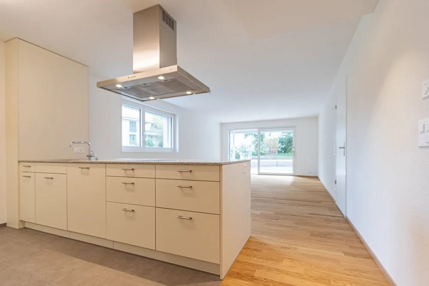 Appartamento moderno di 3,5 locali con area giardino in affitto - Foto 3 di 11