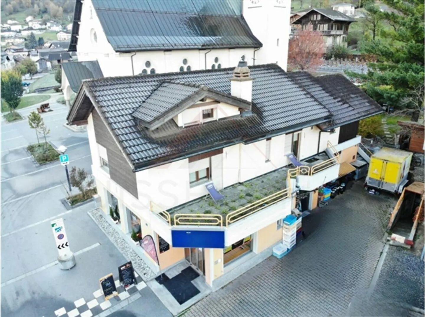 Unica opportunità di investimento ad Agarn - Spazio commerciale, appartamento di 5,5 stanze e terreno di 1'097 m² - Foto 2 di 8