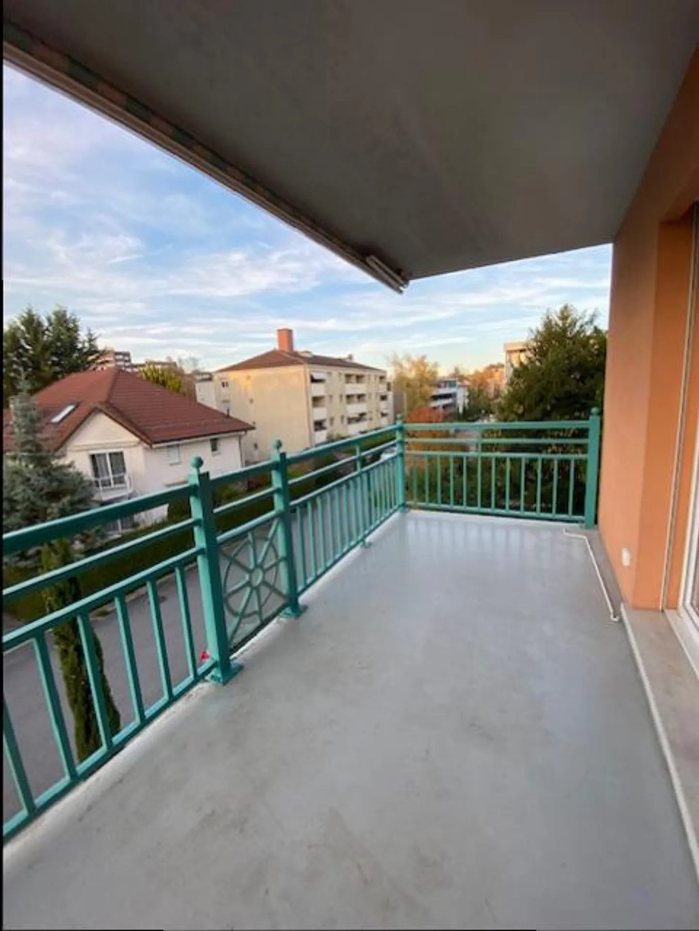 LARGE APARTMENT - 130 M2 - NYON - NEAR TRAIN STATION - Photo 8 of 13