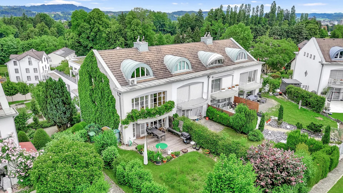 Casa a schiera su 4 piani con giardino accogliente - incl. 2 box TG - Foto 1 di 8