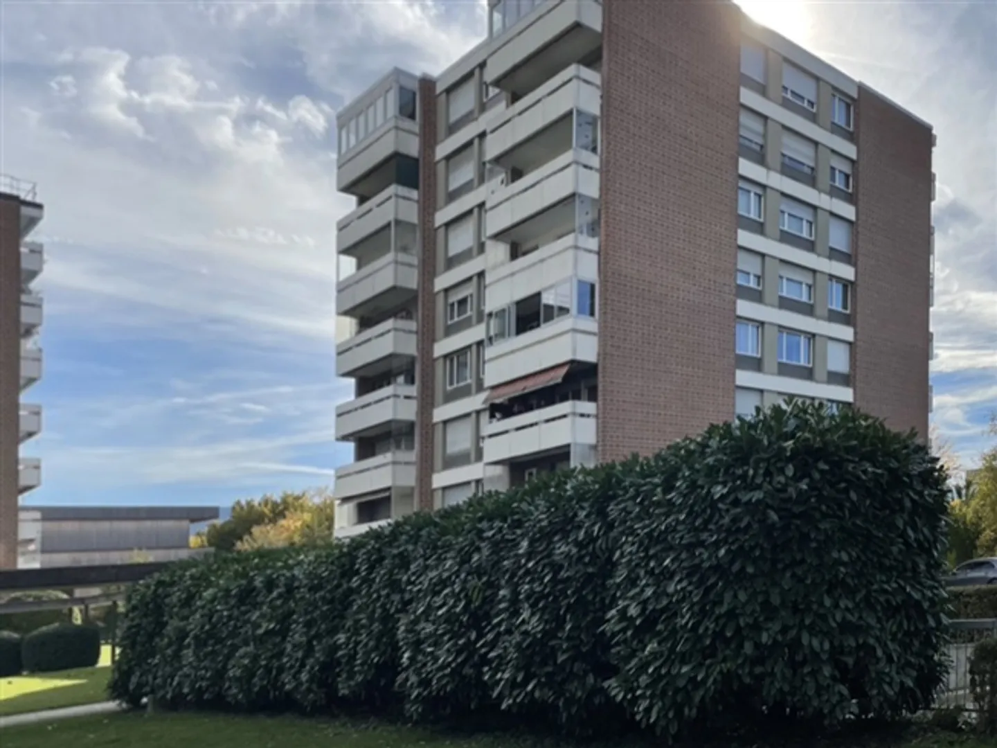 Appartement attrayant de 6,5 pièces (6ème étage) avec vue dégagée à Therwil - Photo 1 sur 16