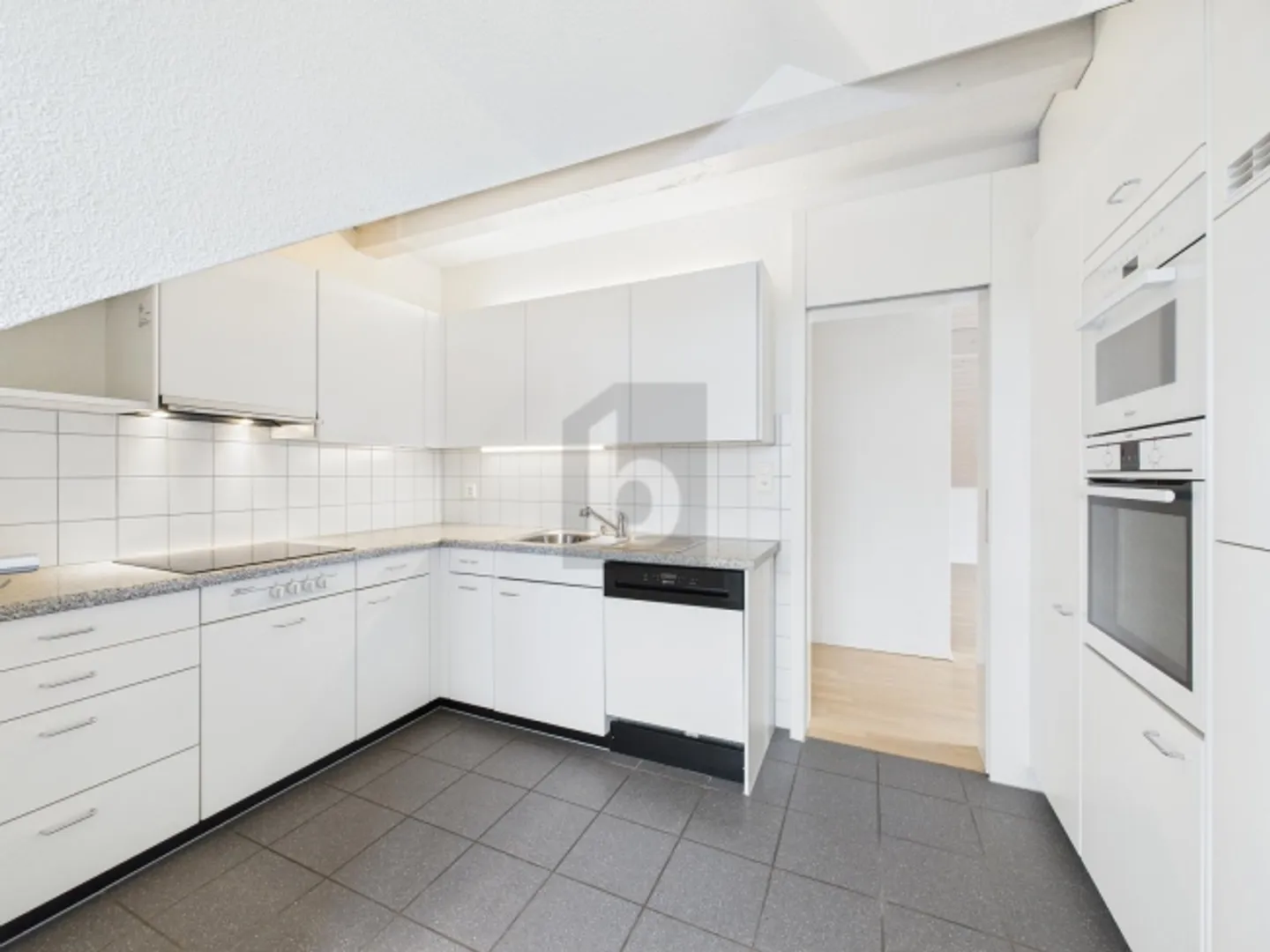 Gioiello luminoso con balcone e fascino - Foto 4 di 6