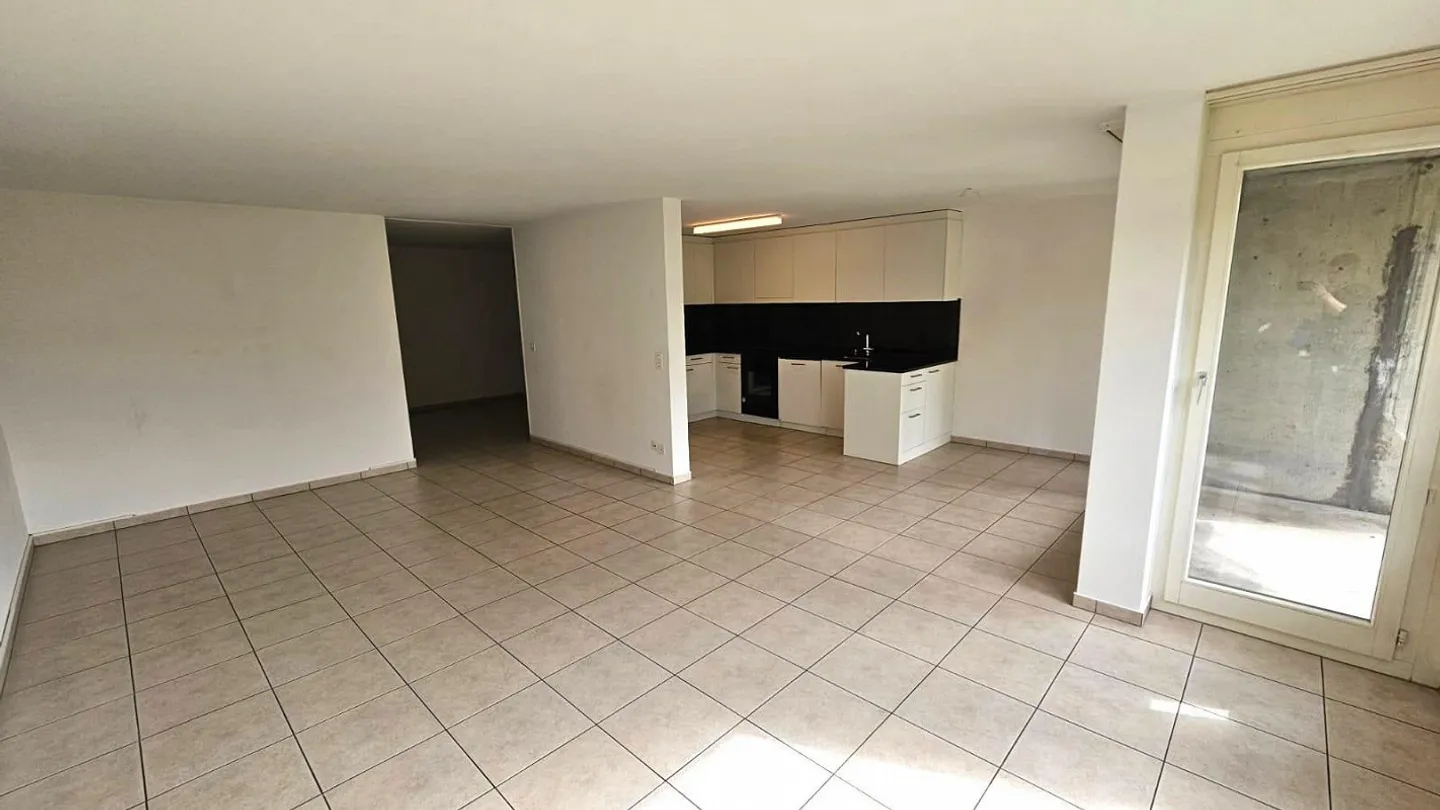 Ampio appartamento di 4,5 stanze al piano terra - Foto 1 di 12