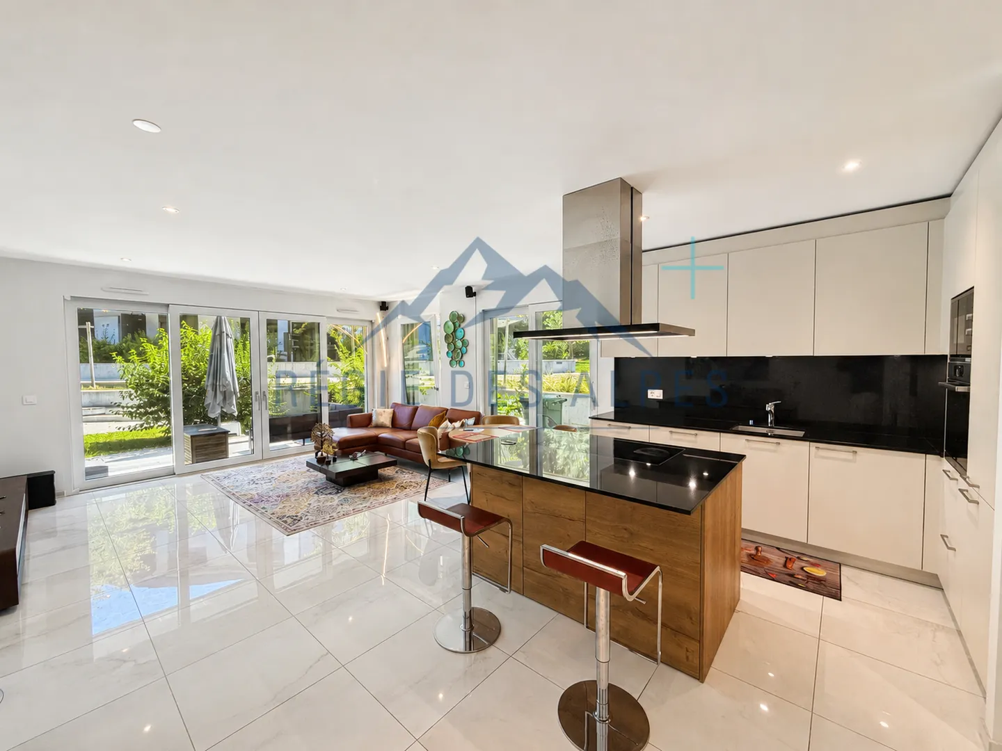 Stunning 4-room furnished apartment on garden level - High-end residence - Photo 2 of 5