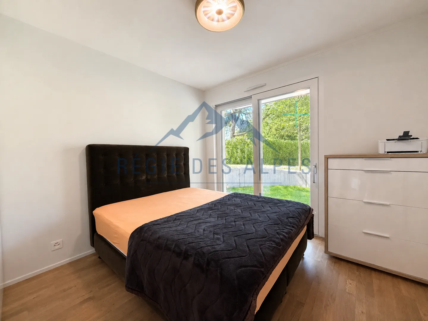 Stunning 4-room furnished apartment on garden level - High-end residence - Photo 3 of 5