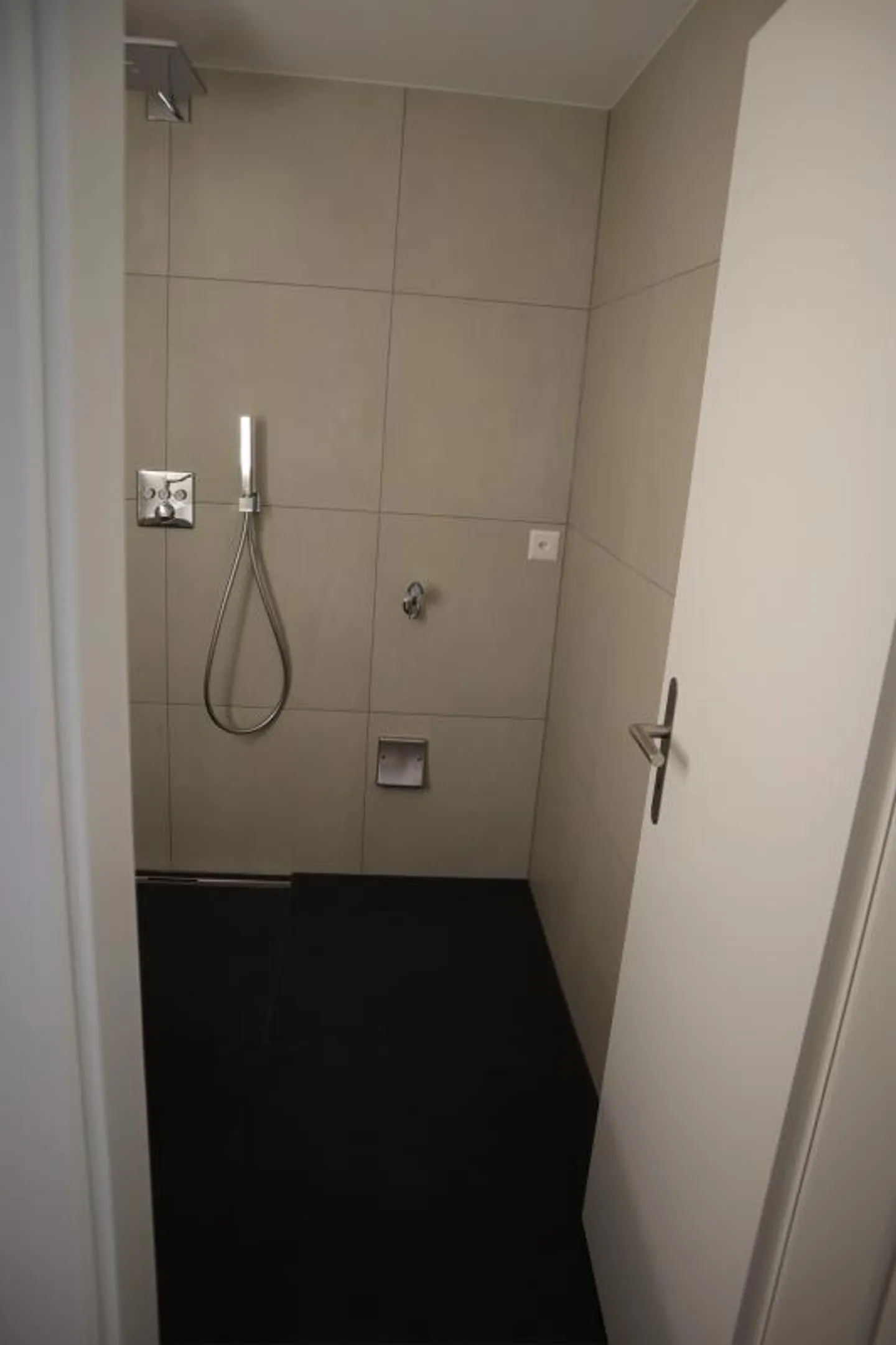 Condominium moderne neuf de 2,5 pièces à louer - Photo 11 sur 14